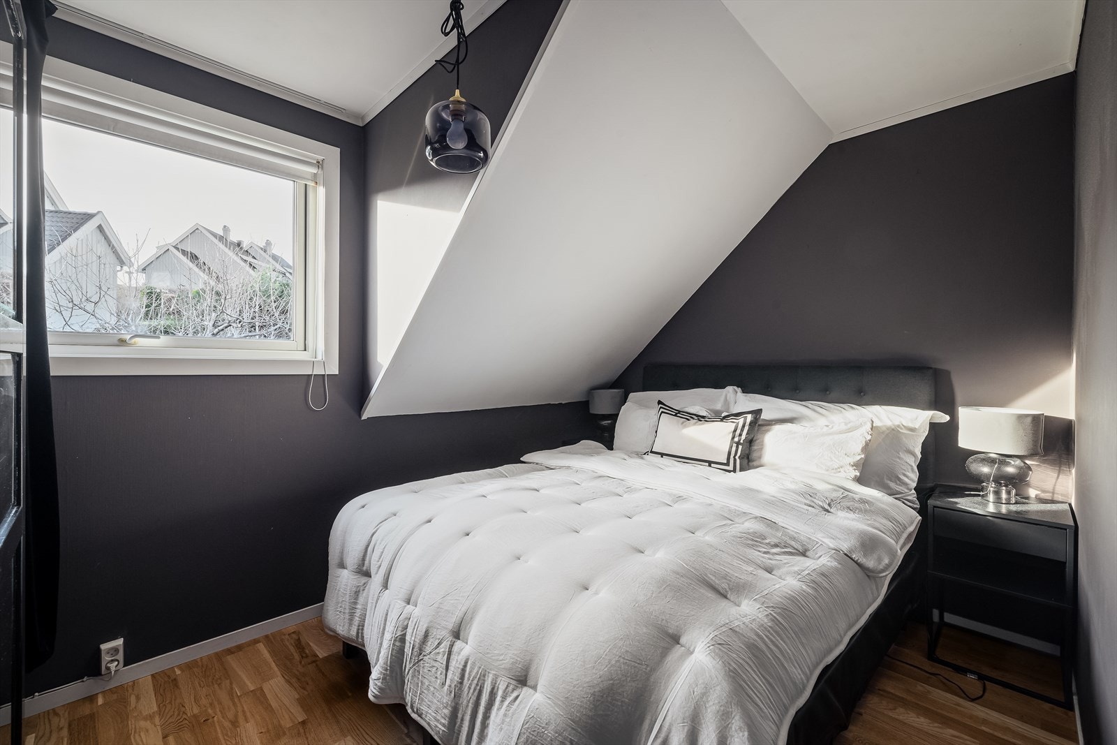 Den øverste etasjen har også to gode soverom med gode innredningsmuligheter. Galleribilde