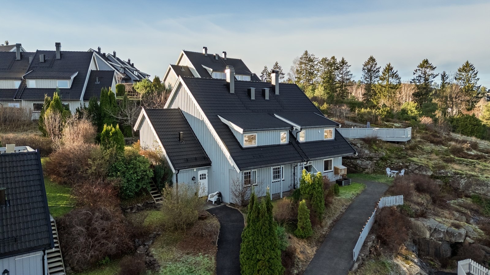 Borettslaget består av totalt 29 andeler og det praktiseres felles dugnader ca. to ganger i året. Galleribilde