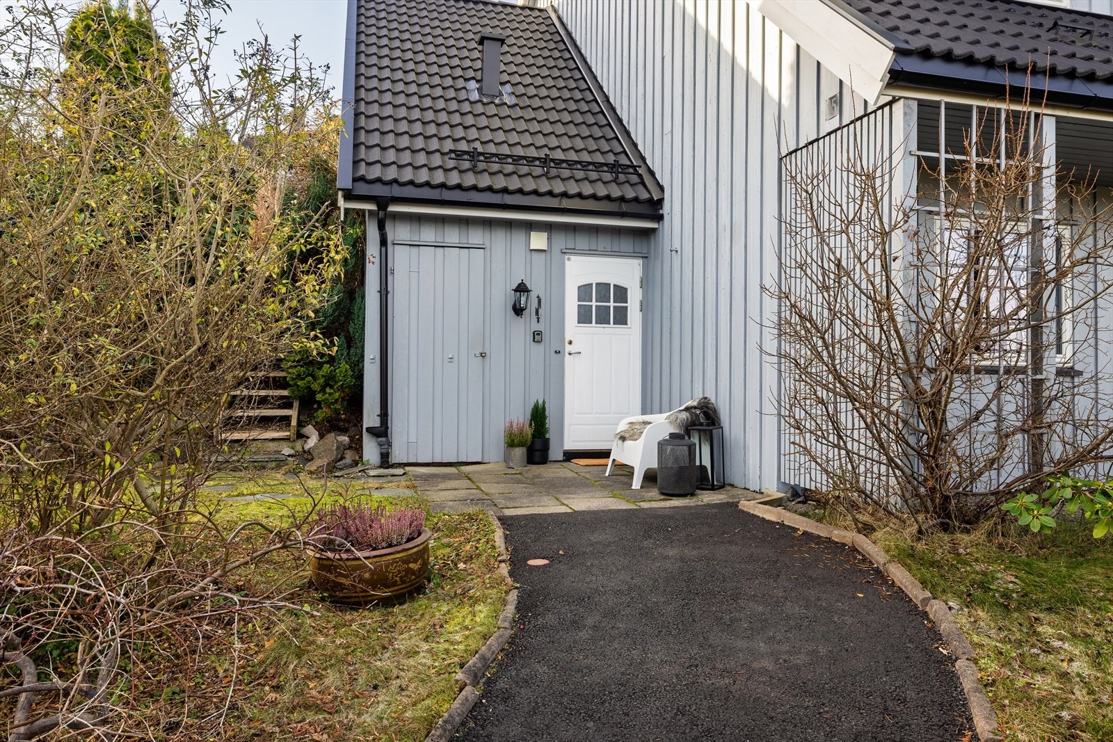 Et hyggelig inngangsparti med asfaltert internvei ønsker velkommen. Galleribilde