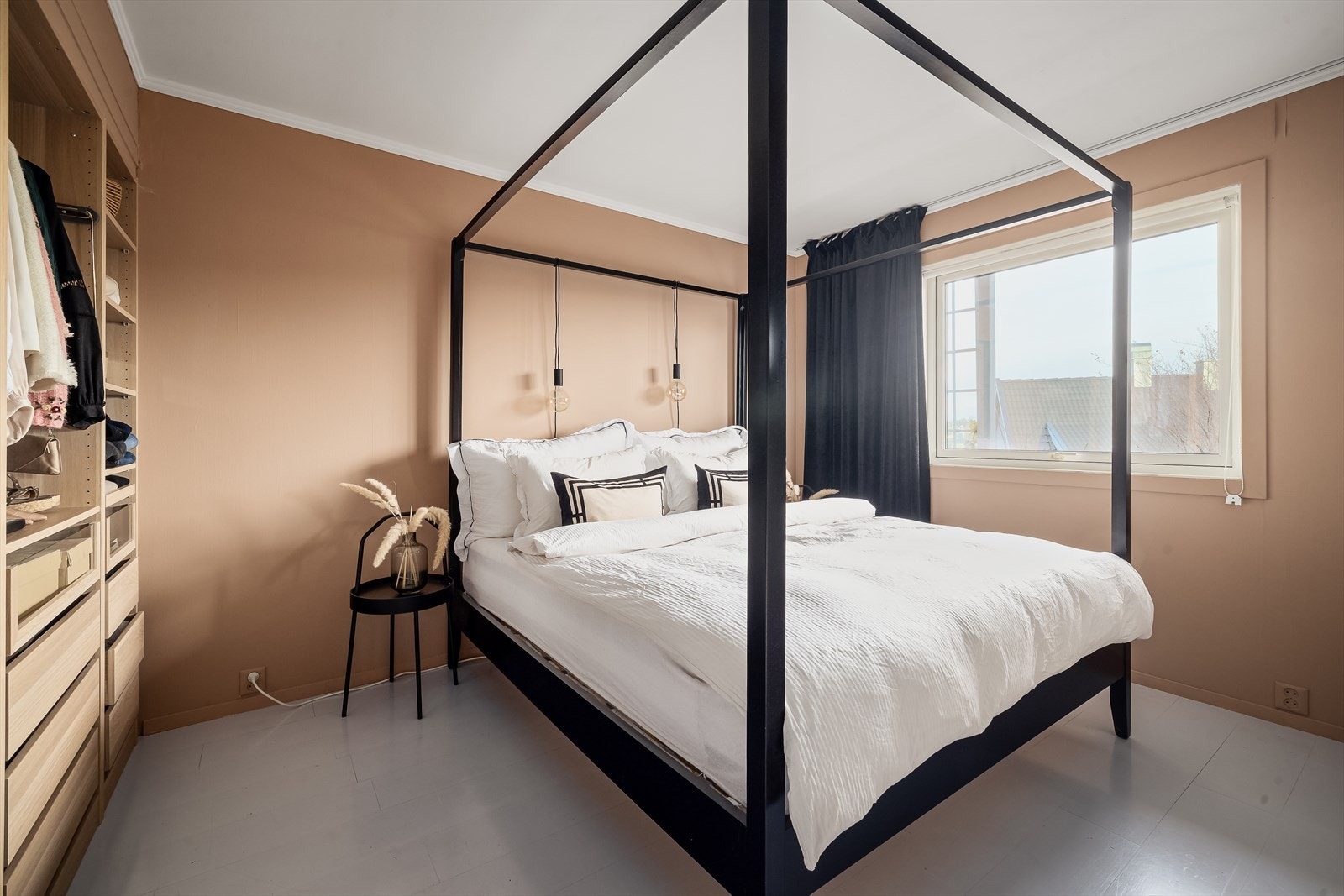 Soverommet har fint plass til dobbeltseng med tilhørende møblement og godt med naturlig lysinnslipp. Galleribilde