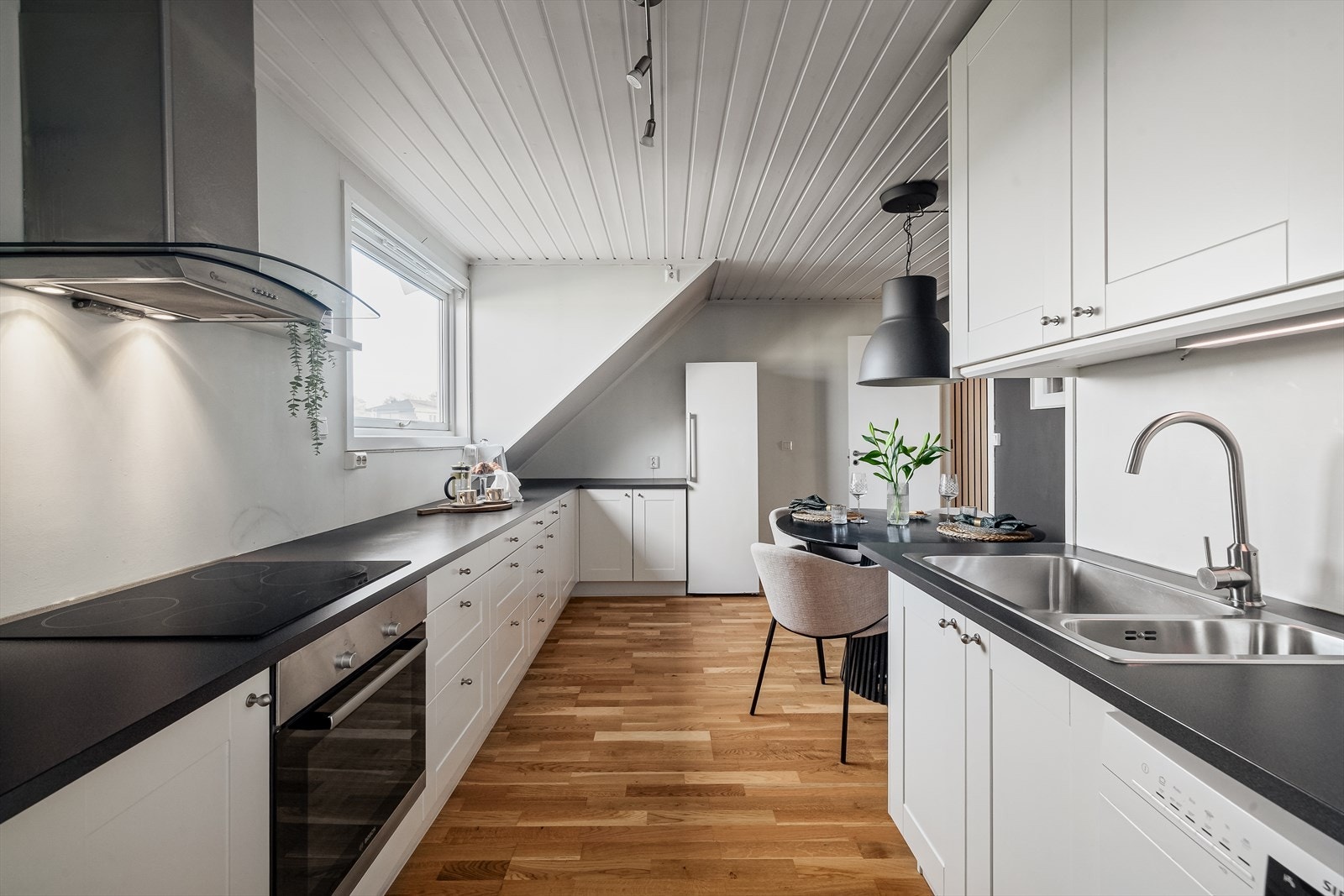 Kjøkkenet er godt utnyttet med innredning på begge sider som gir rikelig med benkeplass og godt med lagring. Galleribilde