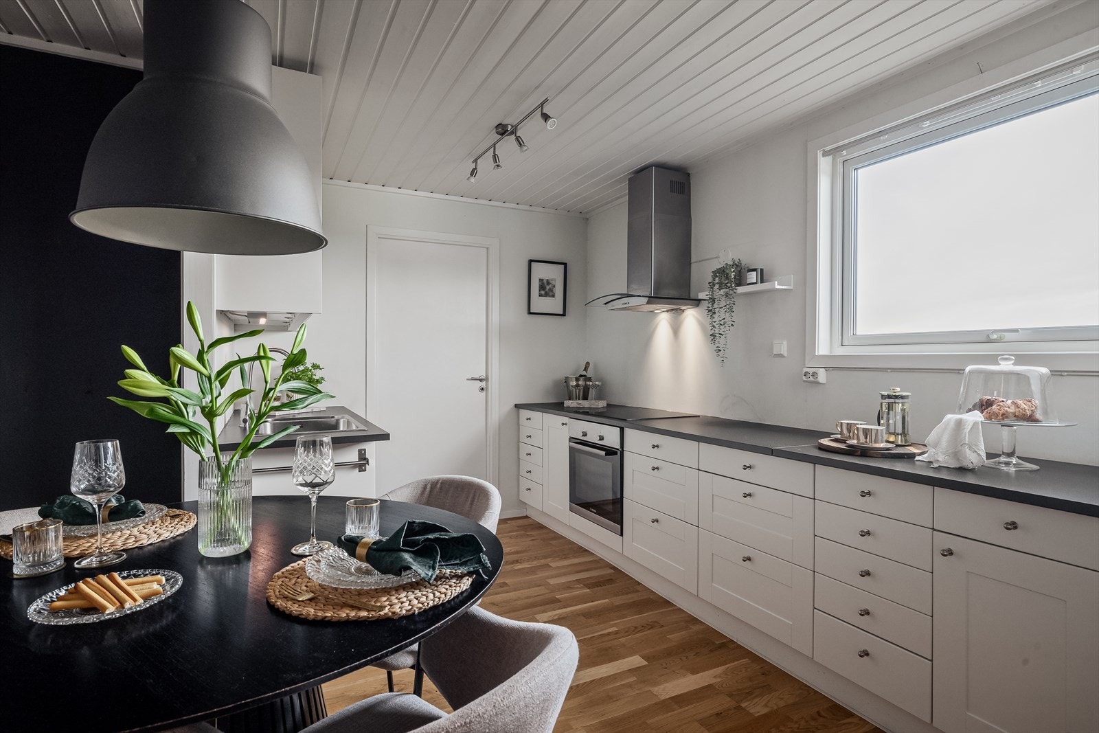 Kjøkkenet har en klassisk og tidløs innredning som kler boligen godt. Galleribilde