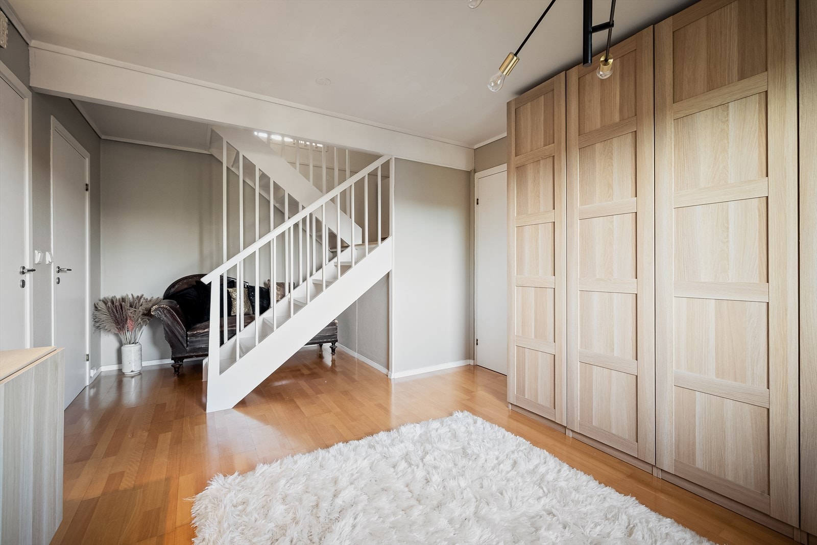 I underetasjen er det en romslig hall med god plass til ønsket møblering som garderobeskap for ekstra oppbevaringsplass. Galleribilde