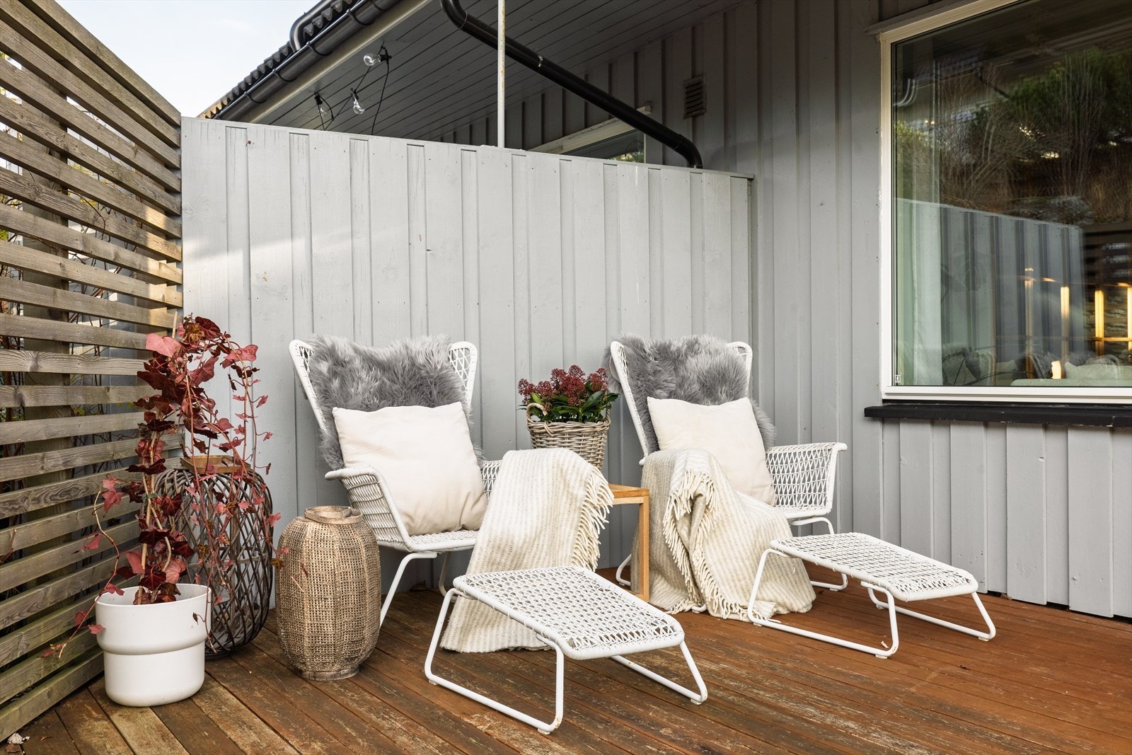 Her kan fine dager- og kvelder virkelig nytes i et lunt og skjermet uteområde. Galleribilde