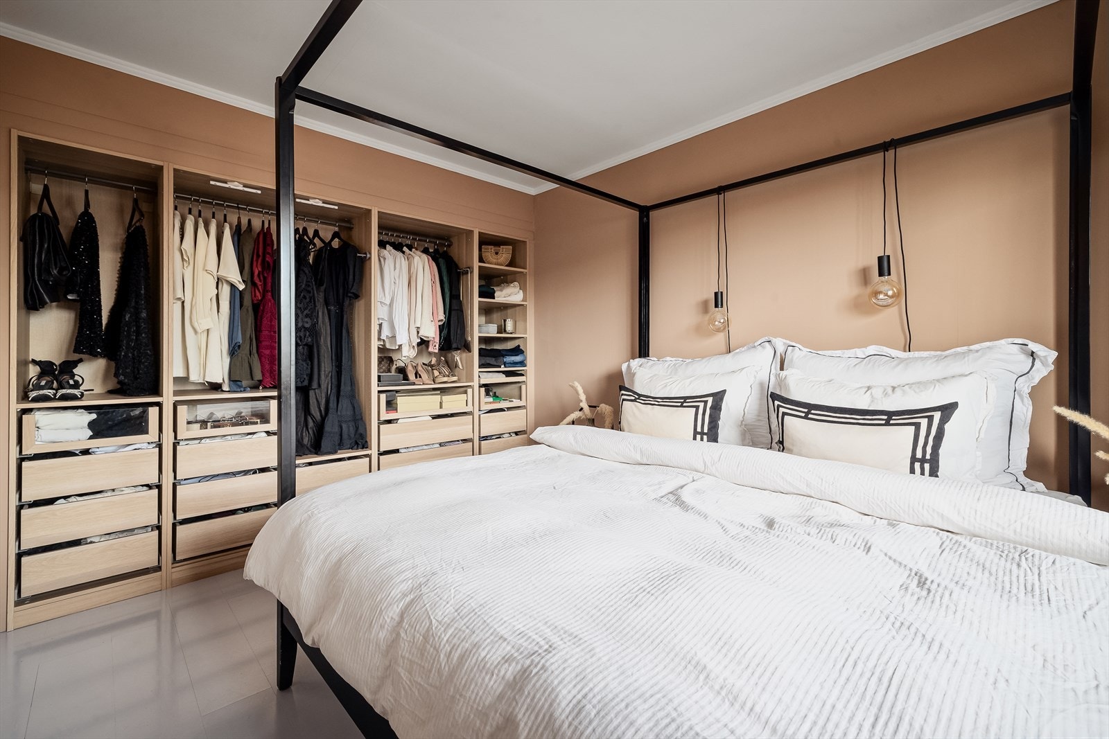 Integrert og praktisk garderobeløsning for oppheng av klær og tilbehør. Galleribilde