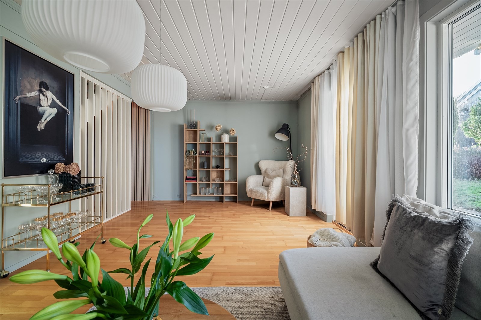 Her er det fint plass til sofaløsning med tilhørende TV-møblement samt sittegruppe eller annet ønskelig møblement i motsatt ende. Galleribilde