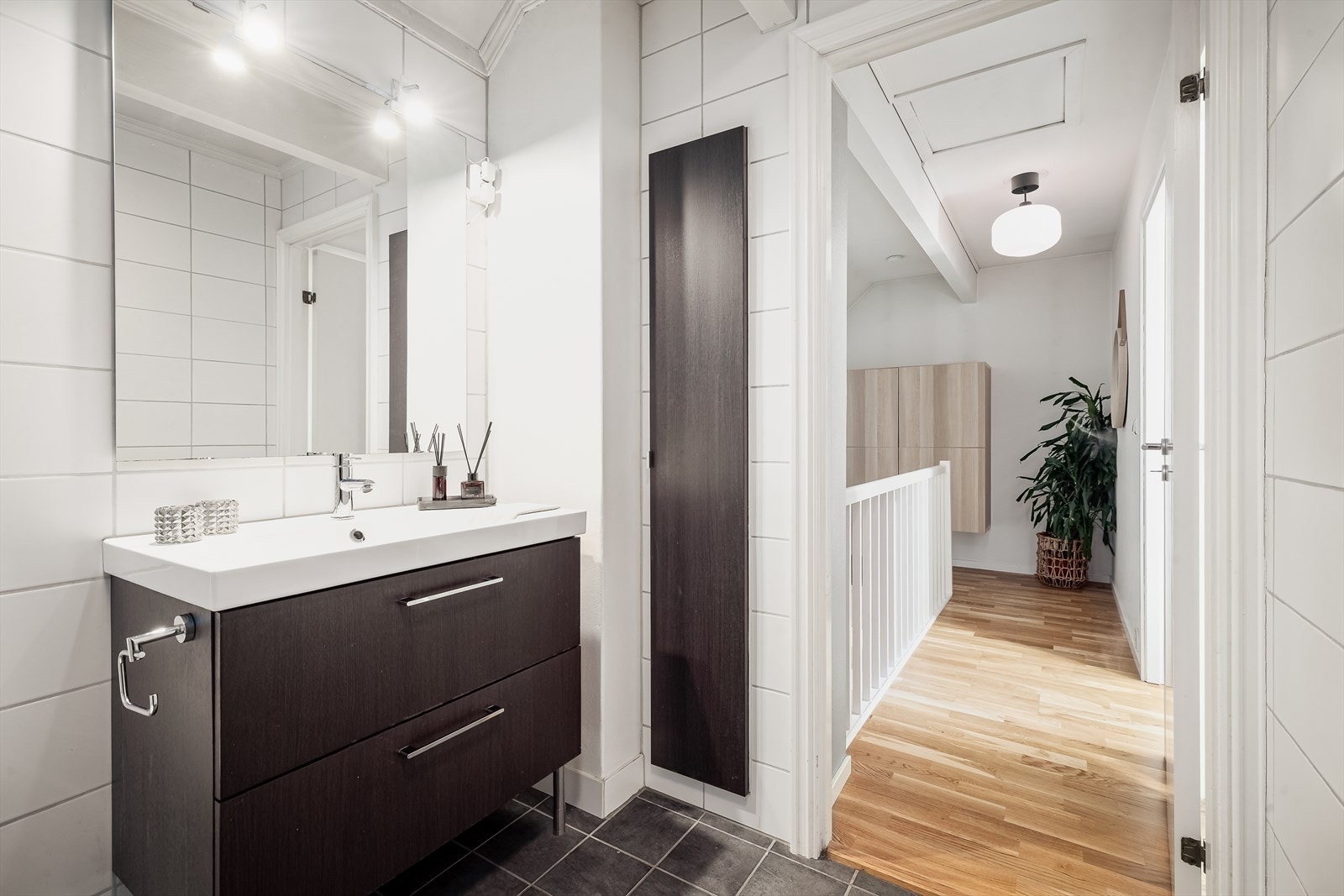 Ifølge tidligere salgsdokumentasjon ble baderommet i andre etasje pusset opp i 2012 ved egeninnsats. Galleribilde