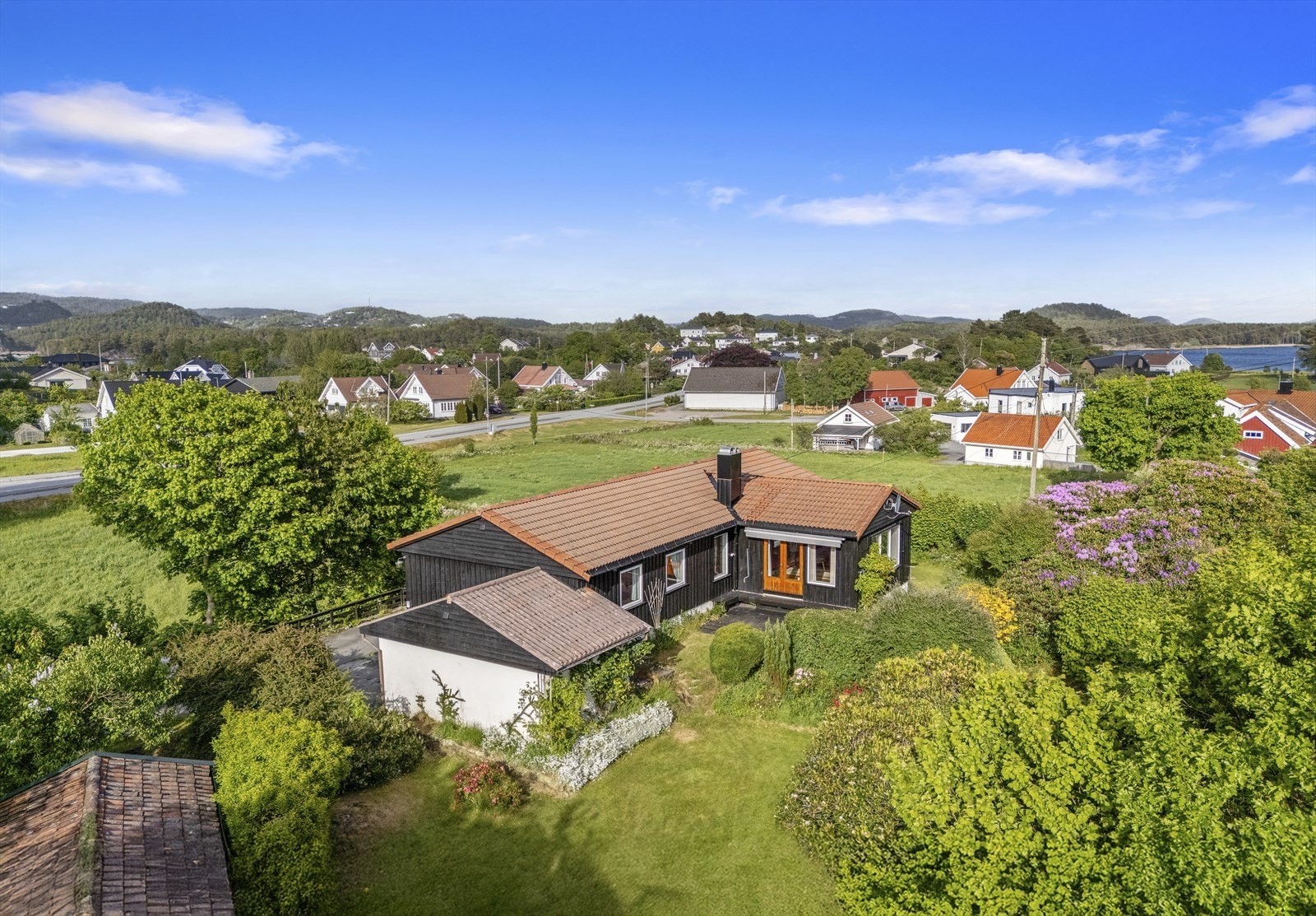 Solrik og usjenert tomt på Sånum - tilbaketrukket fra veien Galleribilde