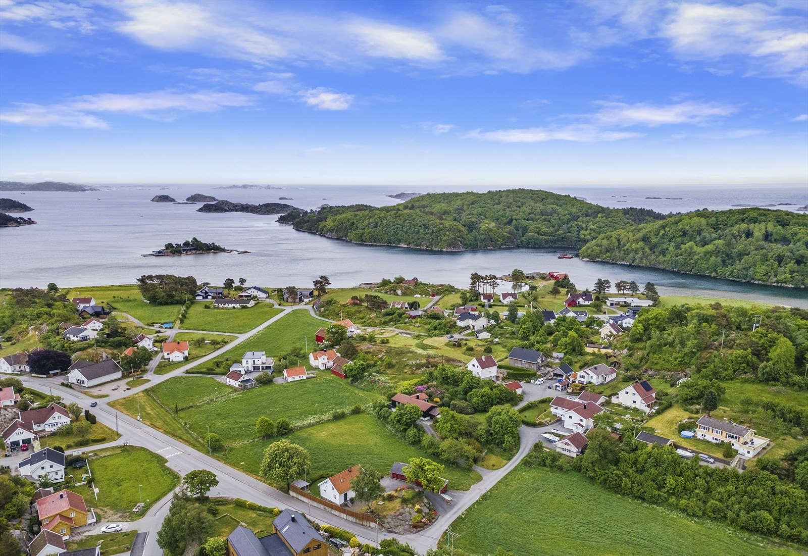 Sånum er et veletablert og populært boligområde med fin eneboligbebyggelse og kort vei til sjøen med tur- og bademuligheter Galleribilde