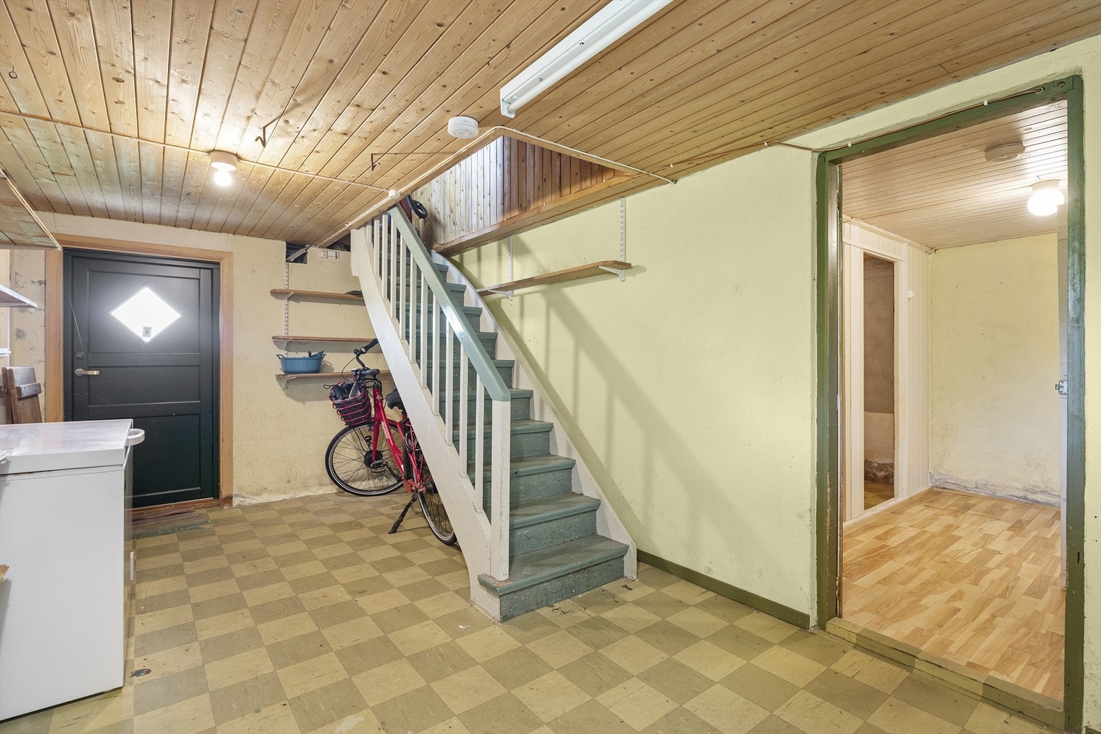 Kjelleren består av flere bodrom og hobbyrom - egen utgang til hagen mot sydøst og trappeløp til hovedetasjen Galleribilde