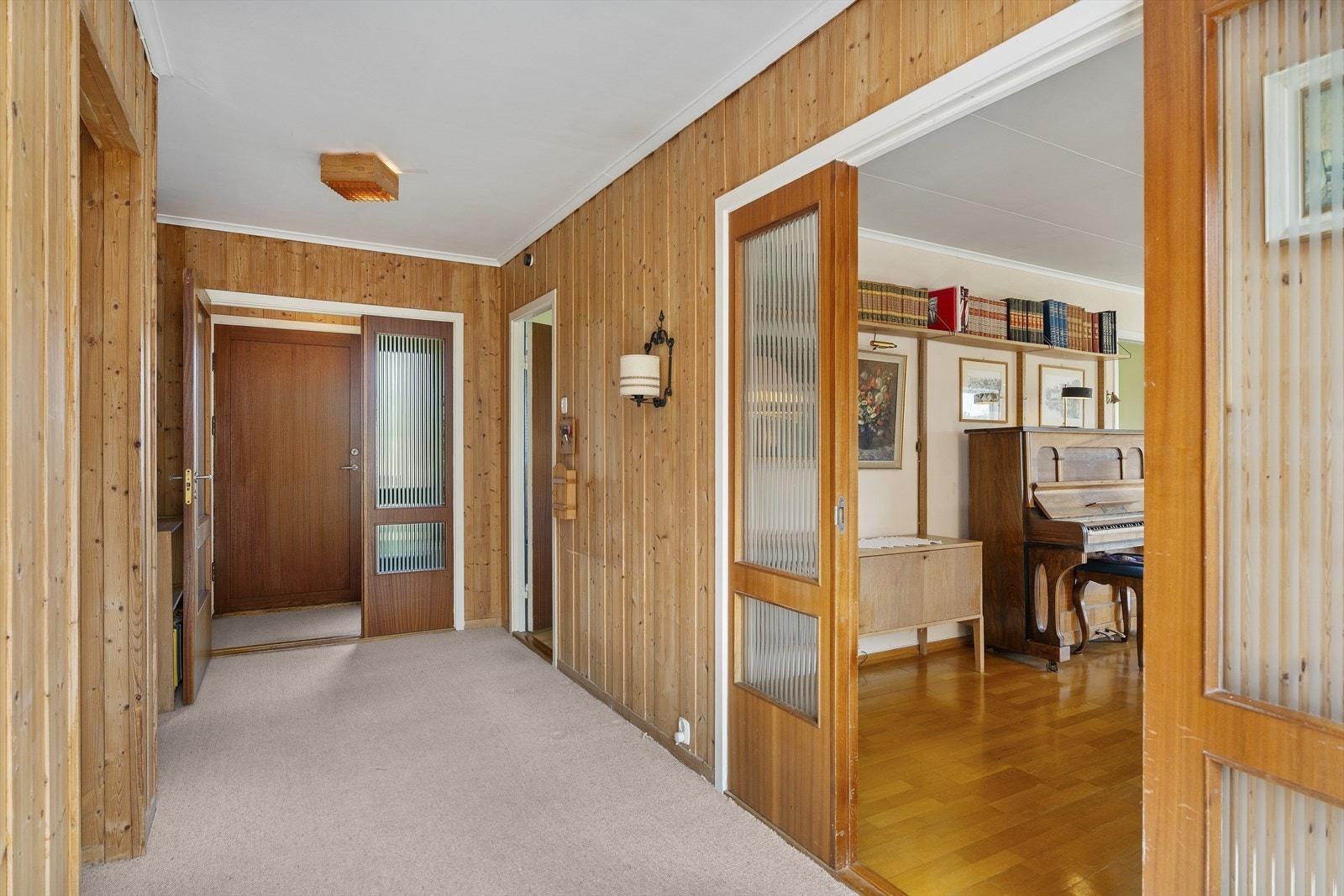 Hallen strekker seg
innover i boligen til en større garderobe Galleribilde