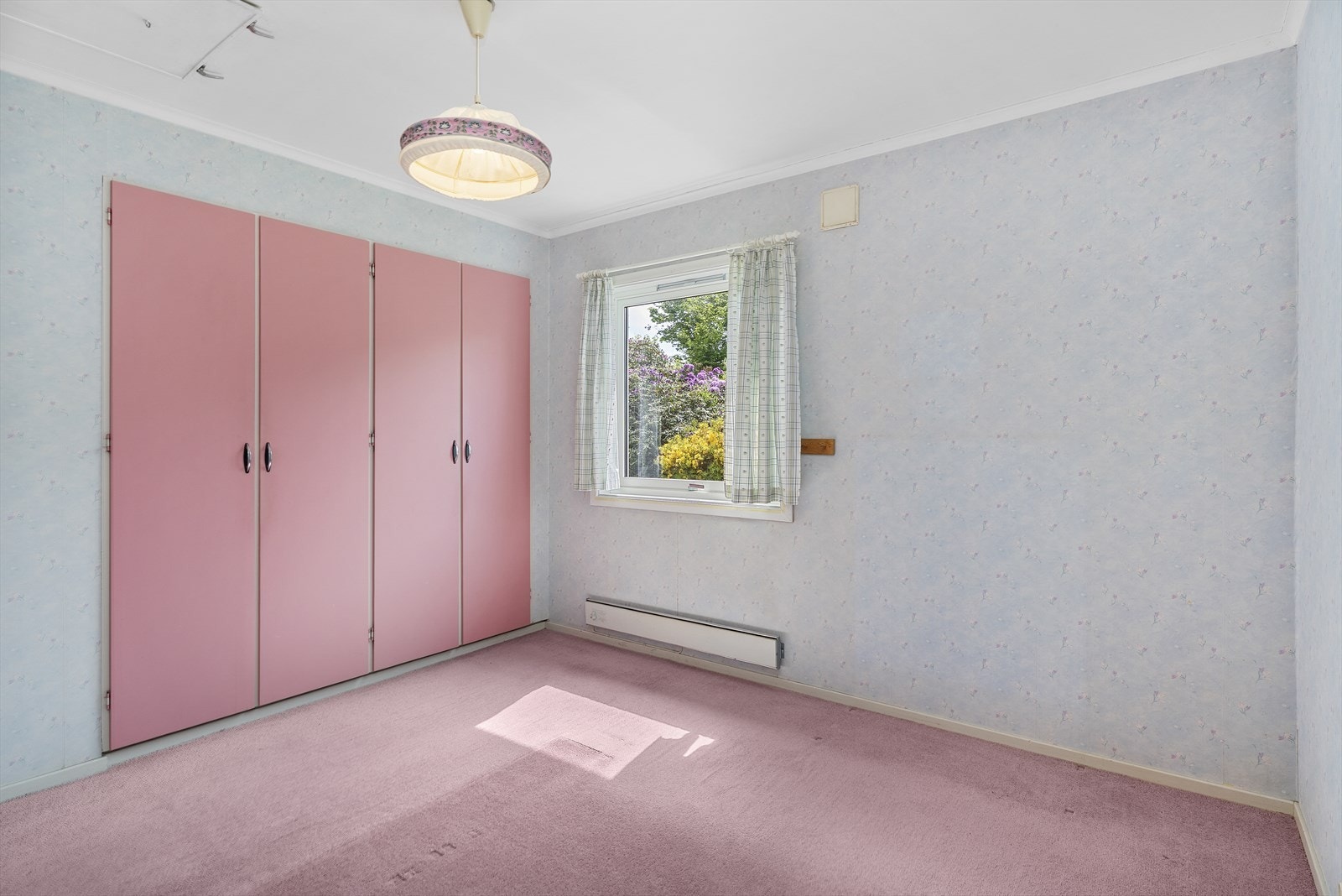 Soverom i hovedetasjen (2 av 3) - her er det innredet med plassbygde garderobeskap Galleribilde