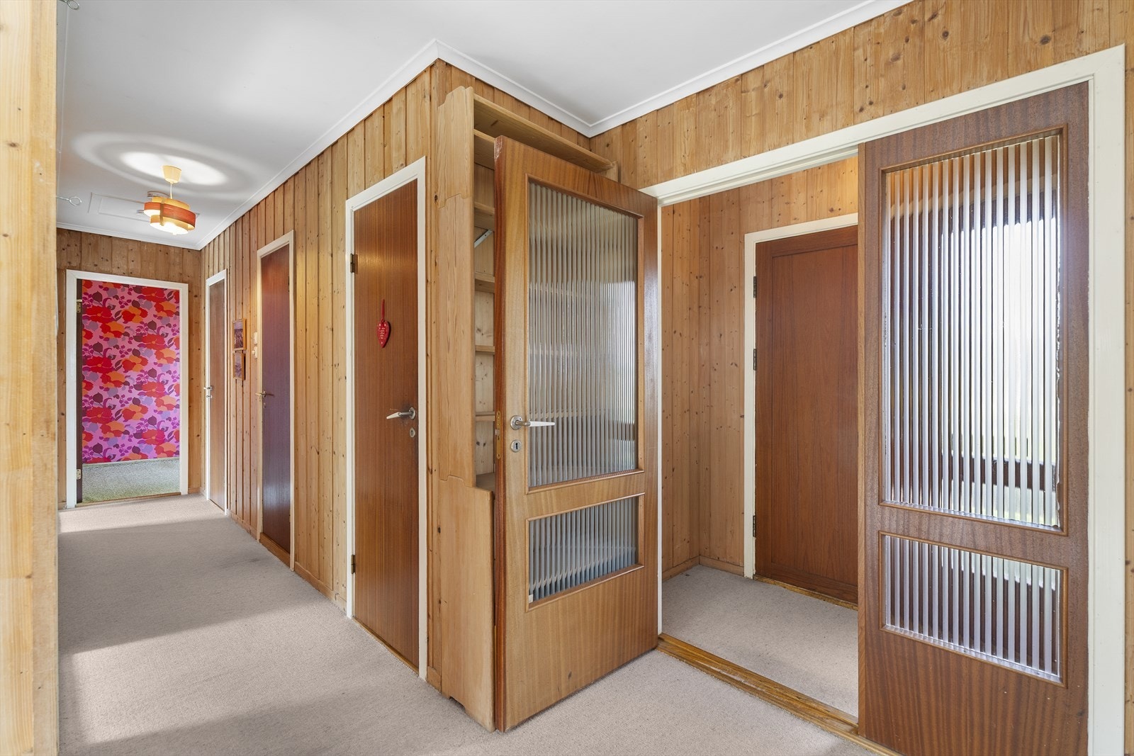 Stor hall innenfor vindfanget som leder til soverommmene og badet Galleribilde