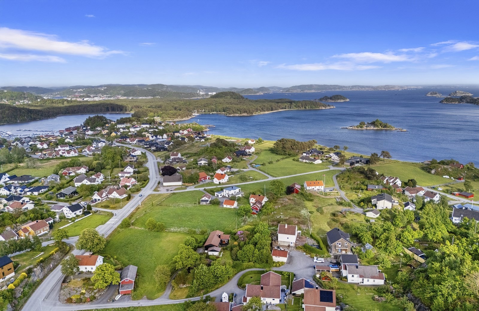 Eiendommen ligger på en liten høyde med utsikt til Bankefjorden - grenser til landbruksområder Galleribilde