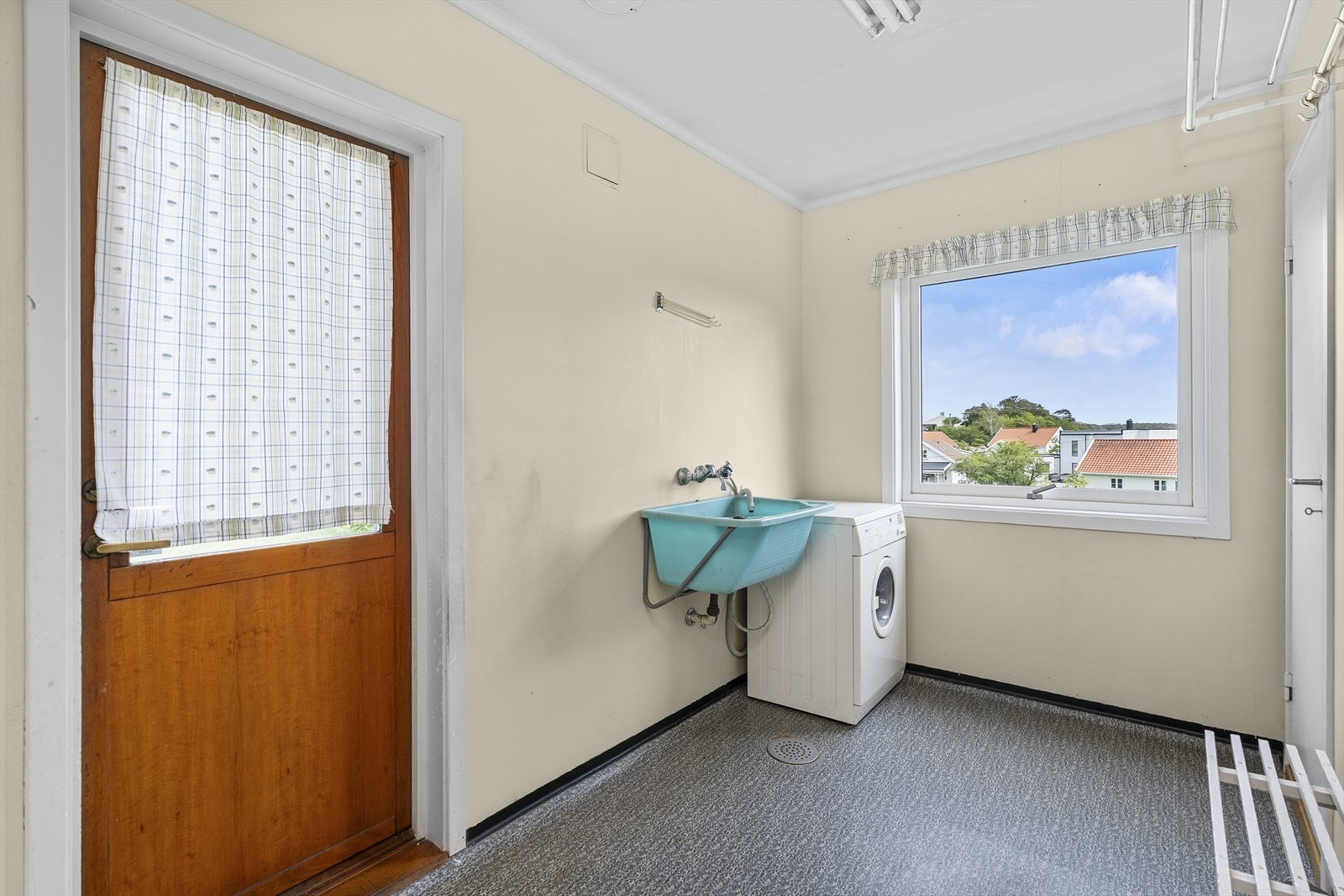 Vaskerommet har egen utgang til balkongen som løper langs fronten av huset Galleribilde