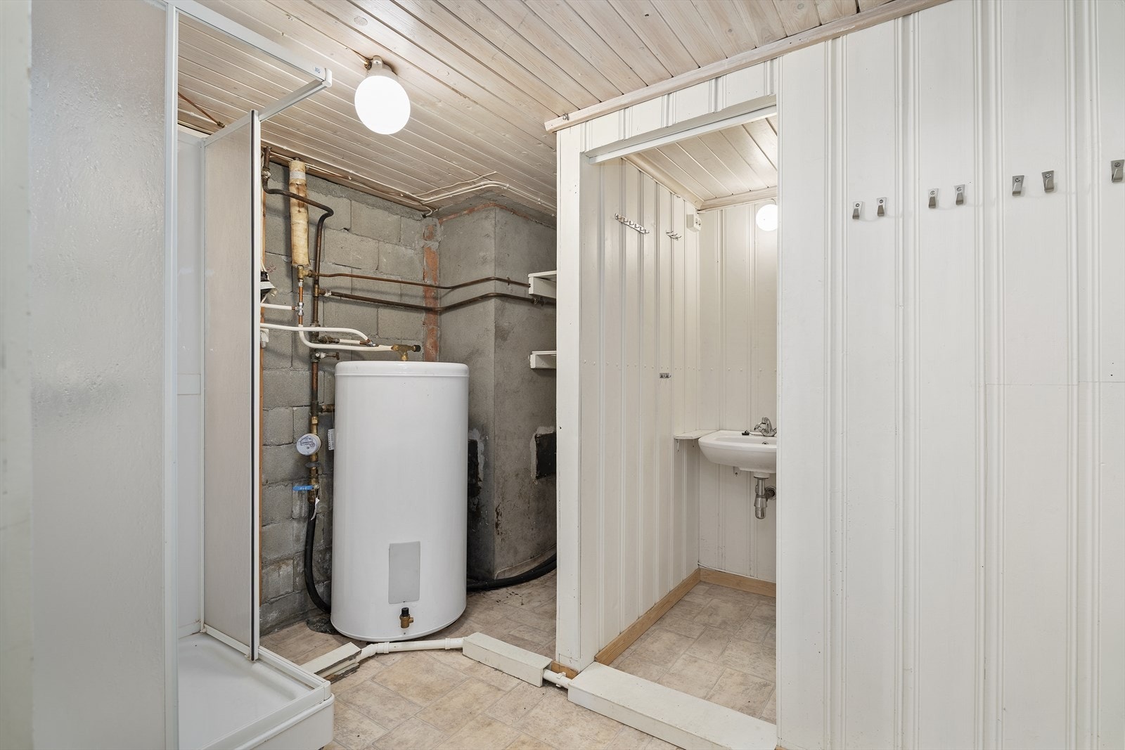 Det er innredet bad og toalettrom i kjelleren i et bodrom (ikke omsøkt) Galleribilde