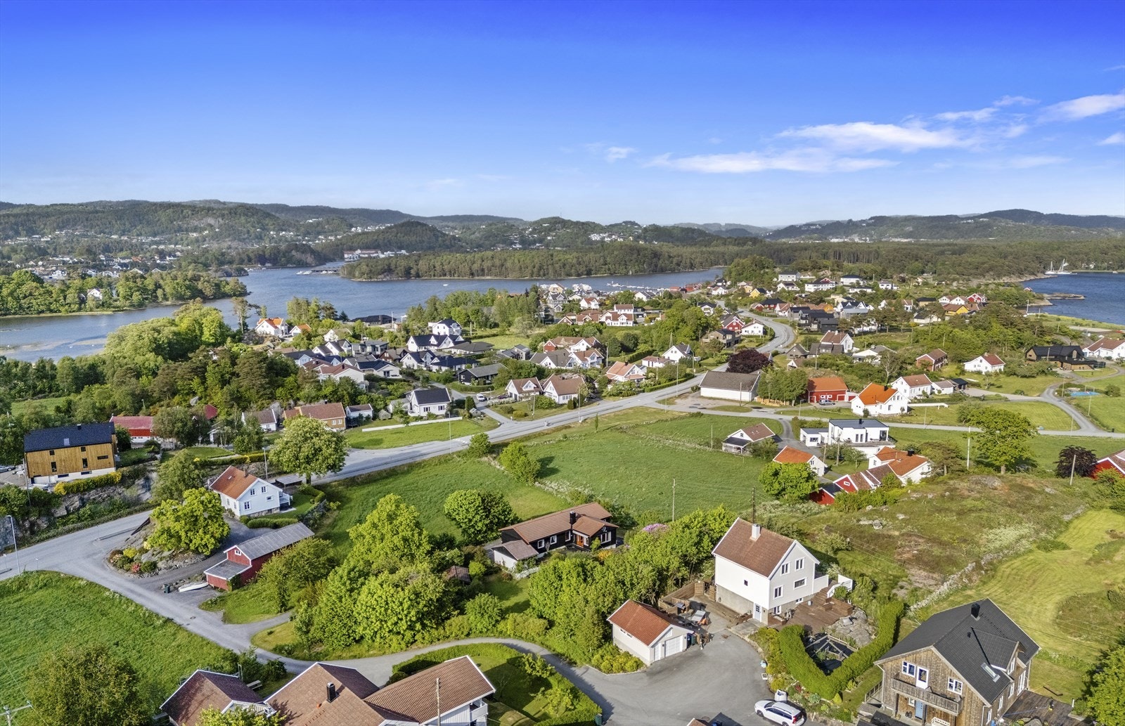 Velkommen til Grydingsheia 4 - enebolig på stor tomt hvor det er godkjent/innregulert/fradeling av ytterligere to tomter Galleribilde