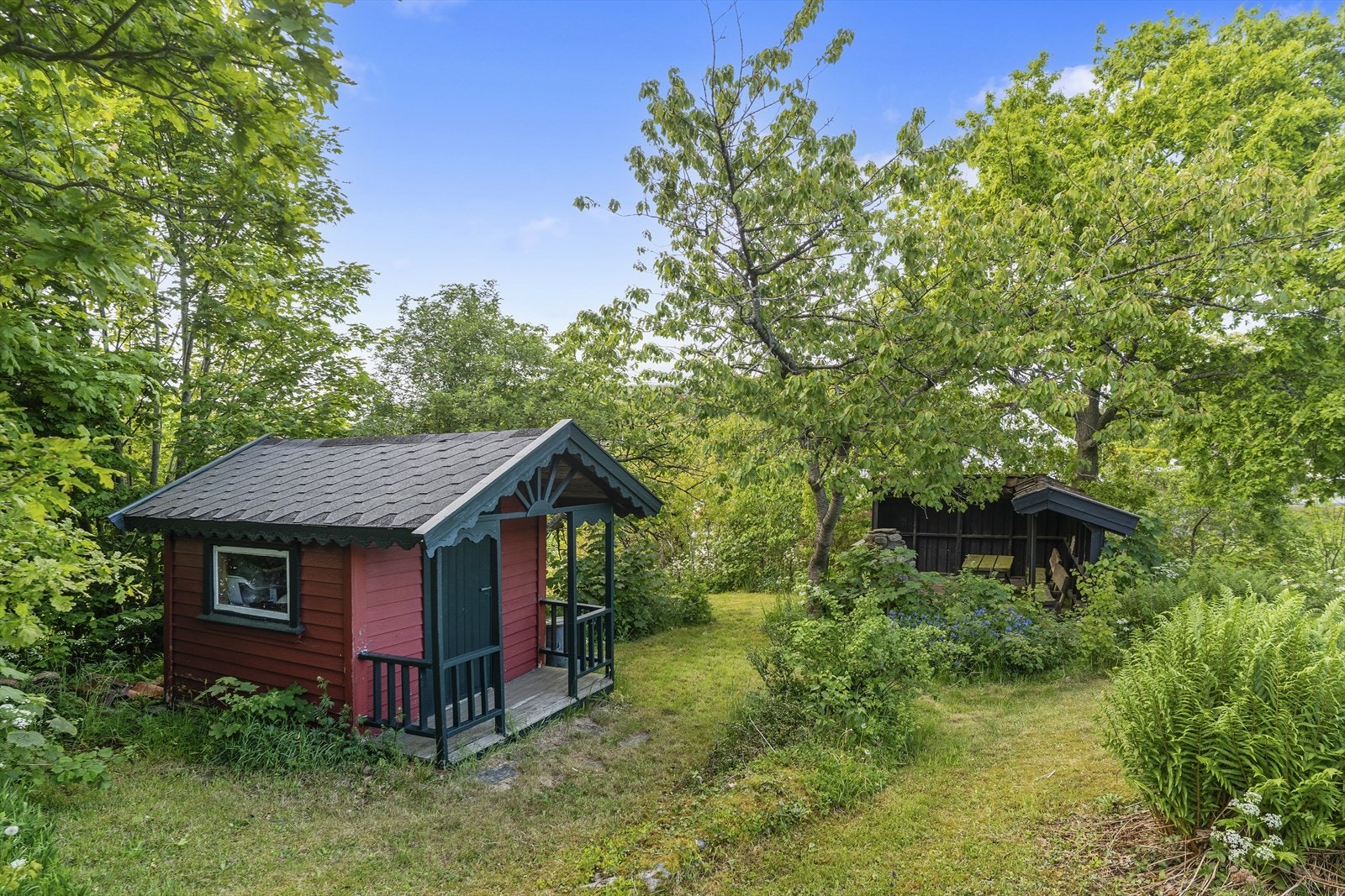 Hagen er opparbeidet med både hagebod og gapahuk Galleribilde