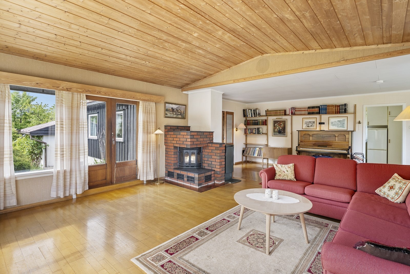 Det er tilgang direkte til den vestvendte solkroken i hagen Galleribilde