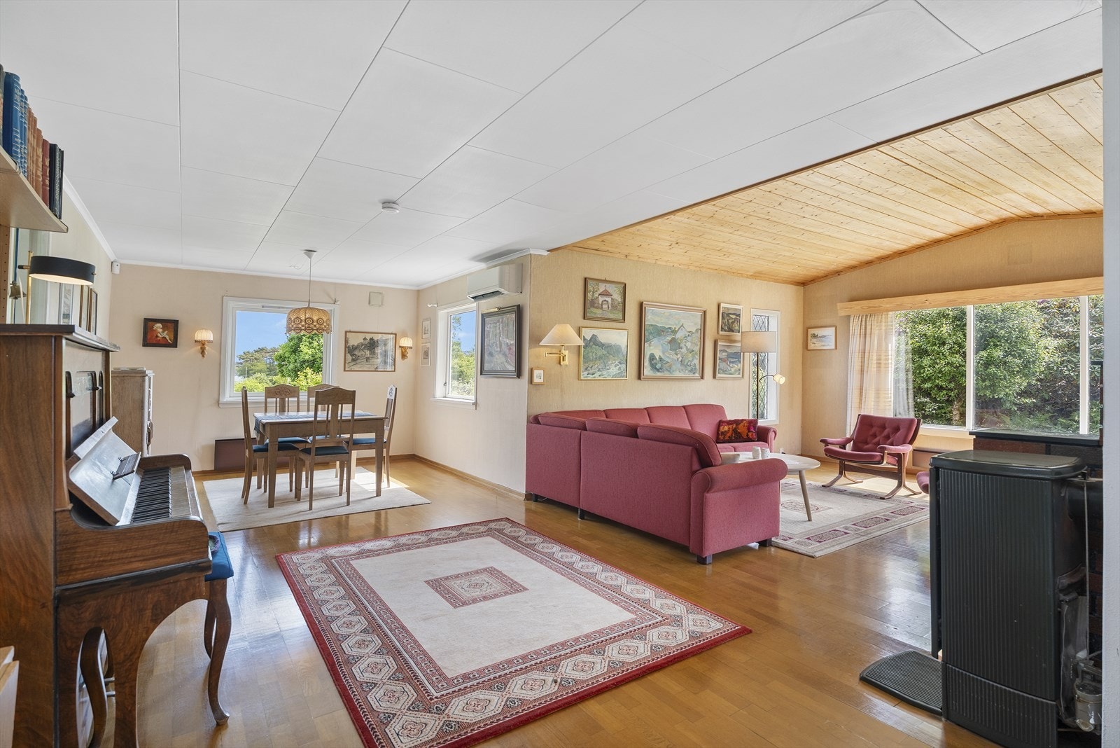 Stuen er romslig med fine vindusflater som gir mye naturlig lys i rommet og fin kontakt med uteområdene Galleribilde