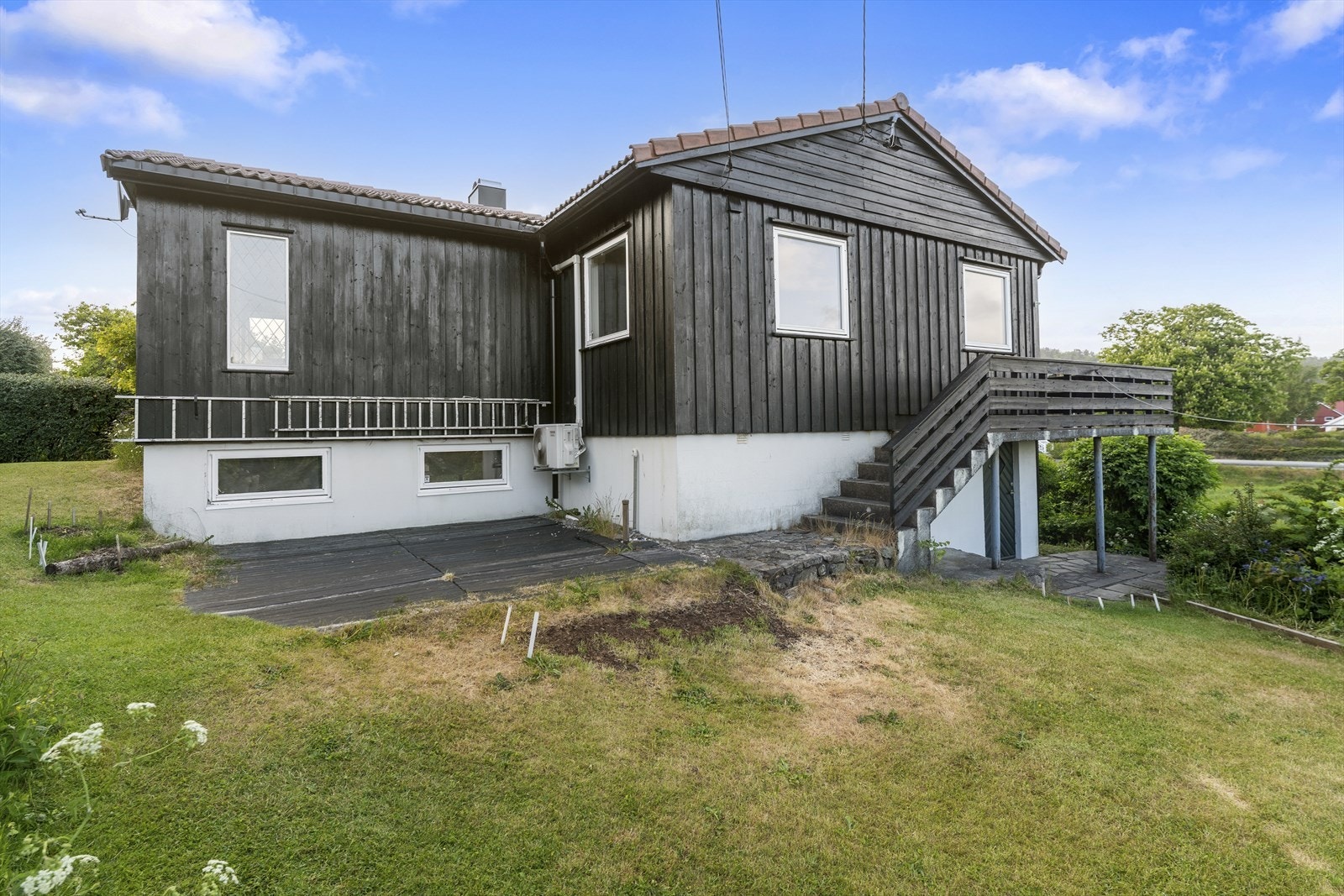 Terrasser og veranda på flere sider av boligen Galleribilde