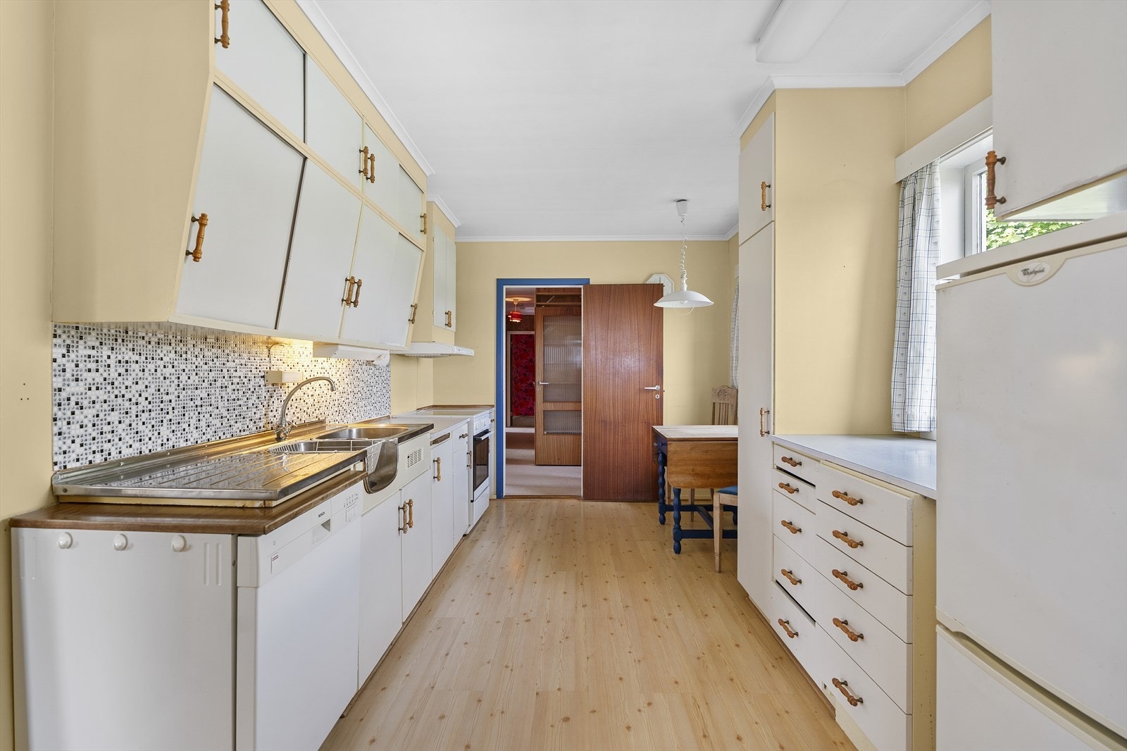 Kjøkkenet er stort med mye skap og god plass til spisebord Galleribilde