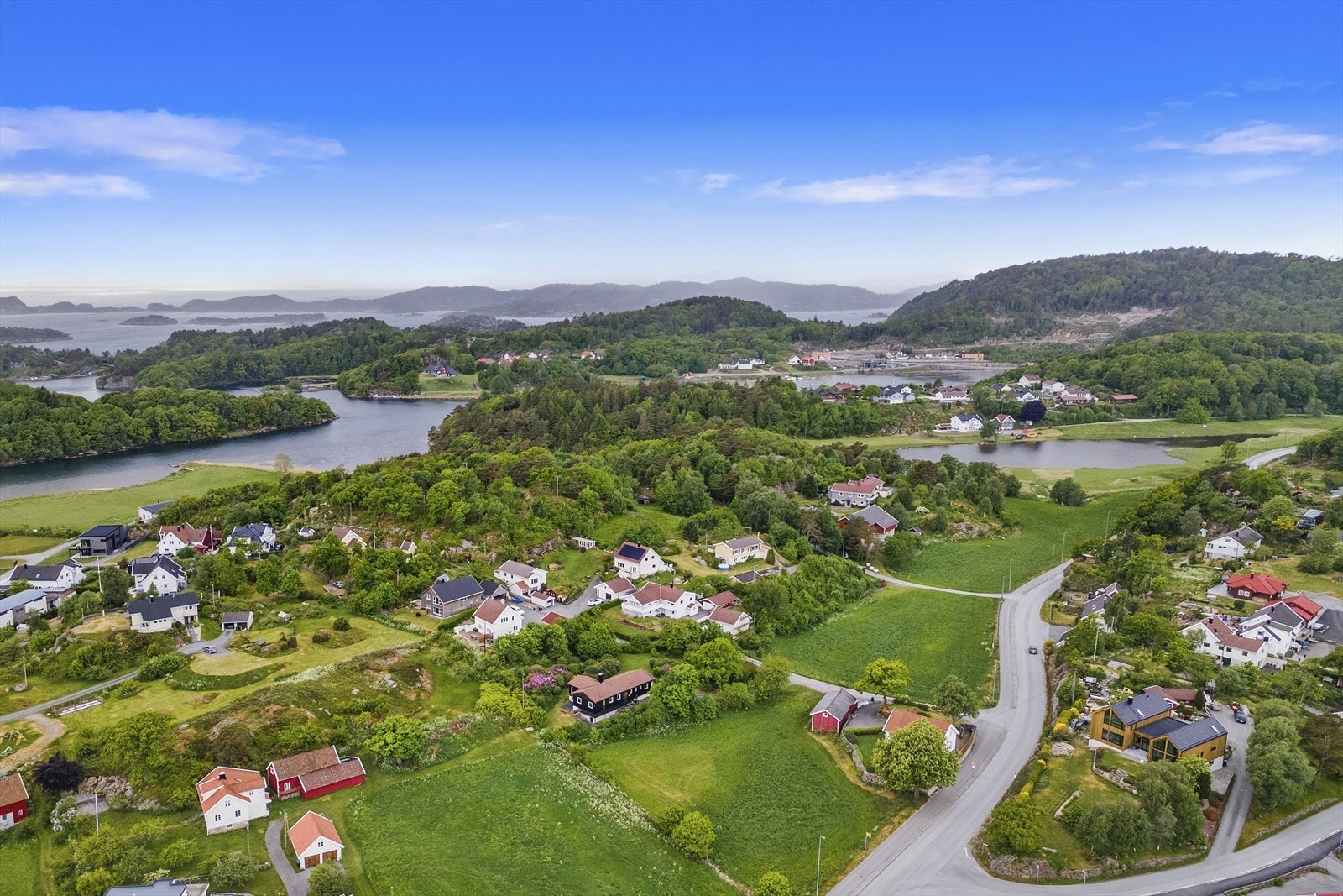 Det foreligger vedtak oppdelig i 3 tomter på eiendommen, dokumentet er vedlagt prospektet. Kjøper må selv søke om fradeling og oppmåling. Galleribilde