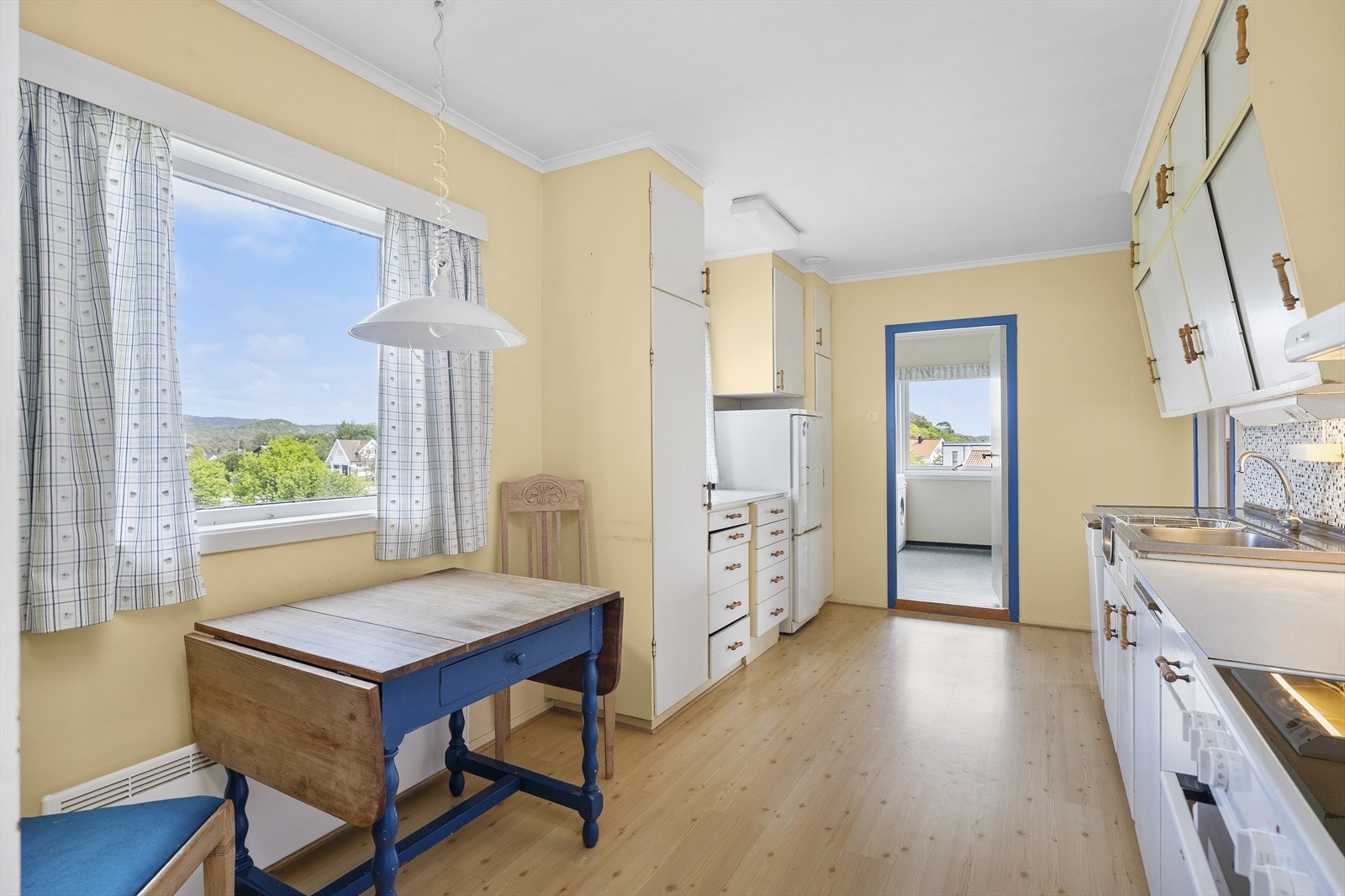 Store vindusflater som gir god lys og fin utsikt Galleribilde