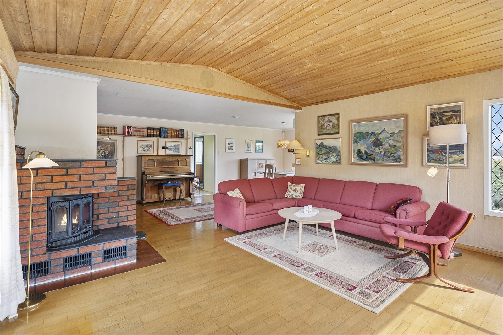 Ildstedet gir lun hygge til rommet Galleribilde