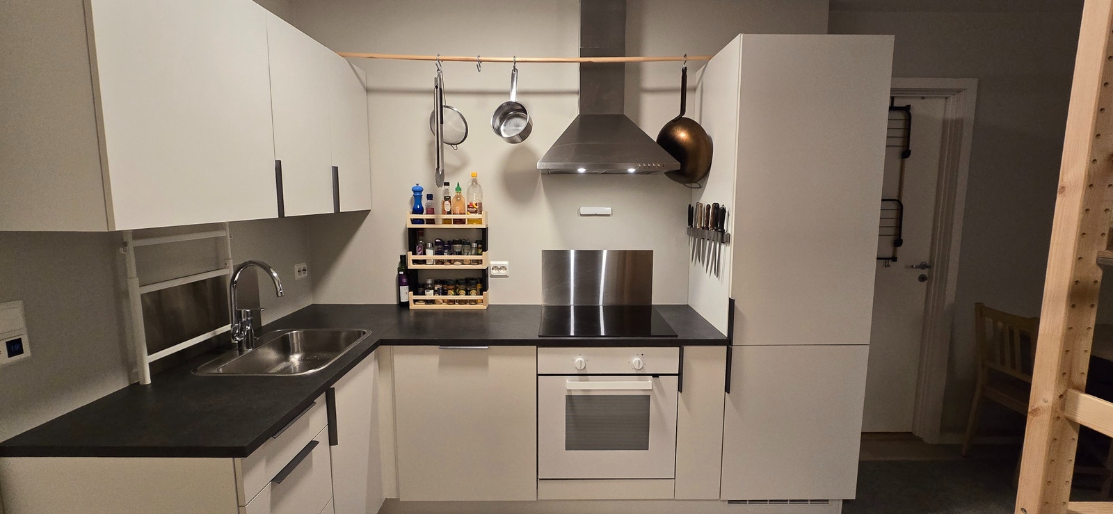 Kjøkken. Hvitevarer inkludert. Galleribilde