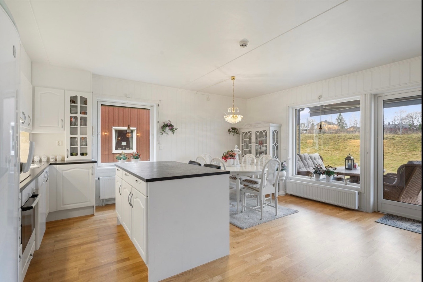 Kjøkken og spisestue skilles av en praktisk kjøkkenøy Galleribilde