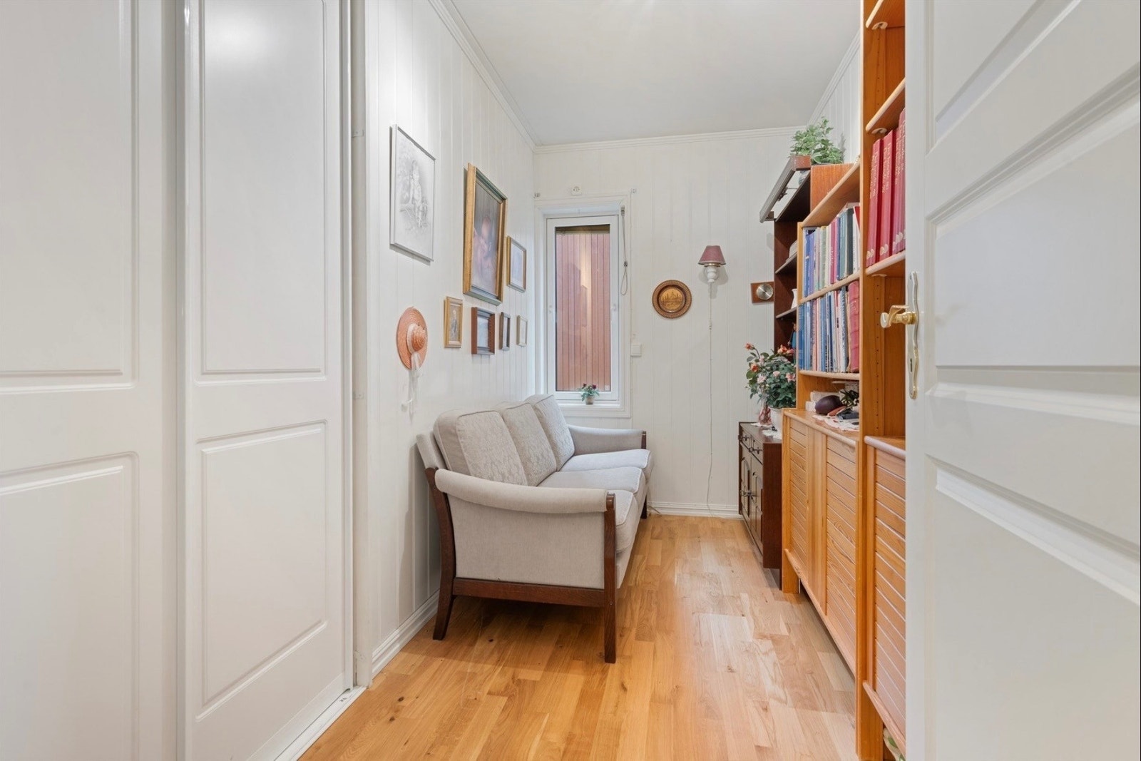 Soverom nr. 2 er mindre, men med plass til seng og klesskap Galleribilde