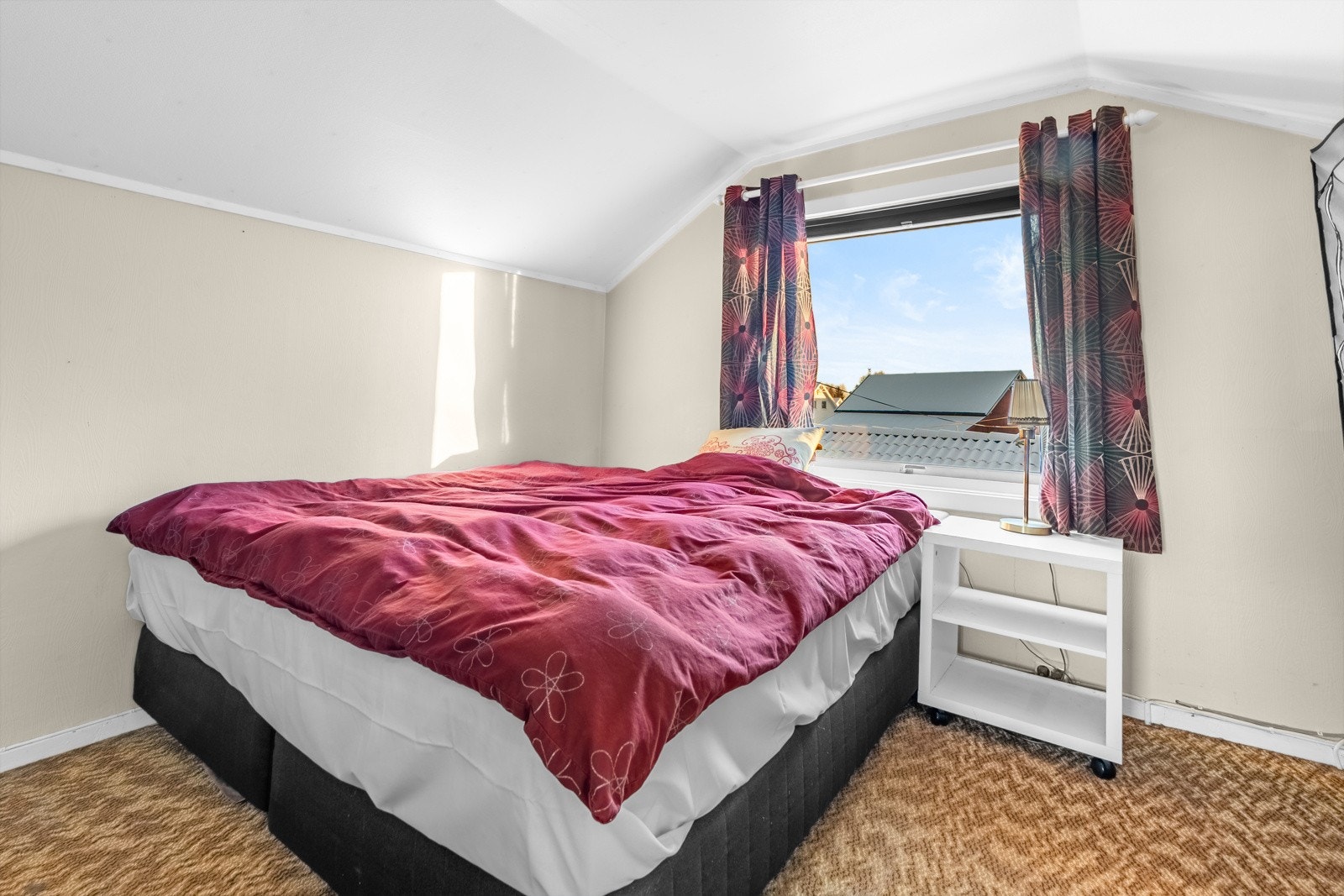 Soverom 2 er et lyst rom med god plass til dobbeltseng med tilhørende nattbord. Galleribilde