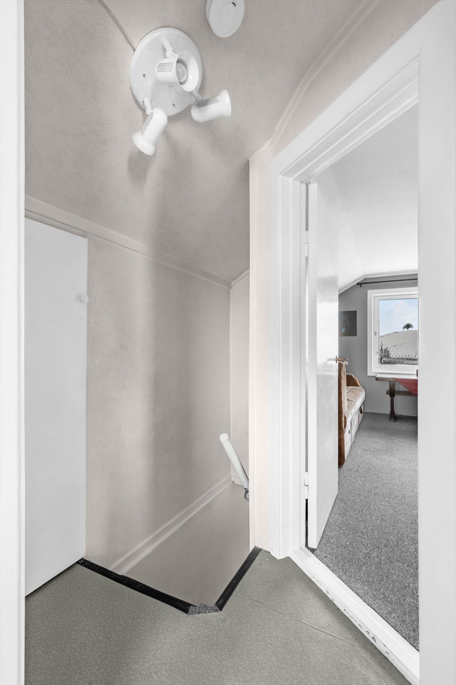 Gang/trapperom i 2. etasje med adkomst til 2 soverom. Fra gangen er det også adkomst til knekott med gode lagringsmuligheter. Galleribilde