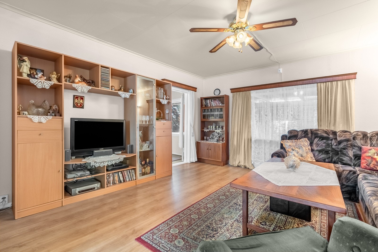 Stuen har enstavs laminat på gulv og lysmalte overflater. Galleribilde