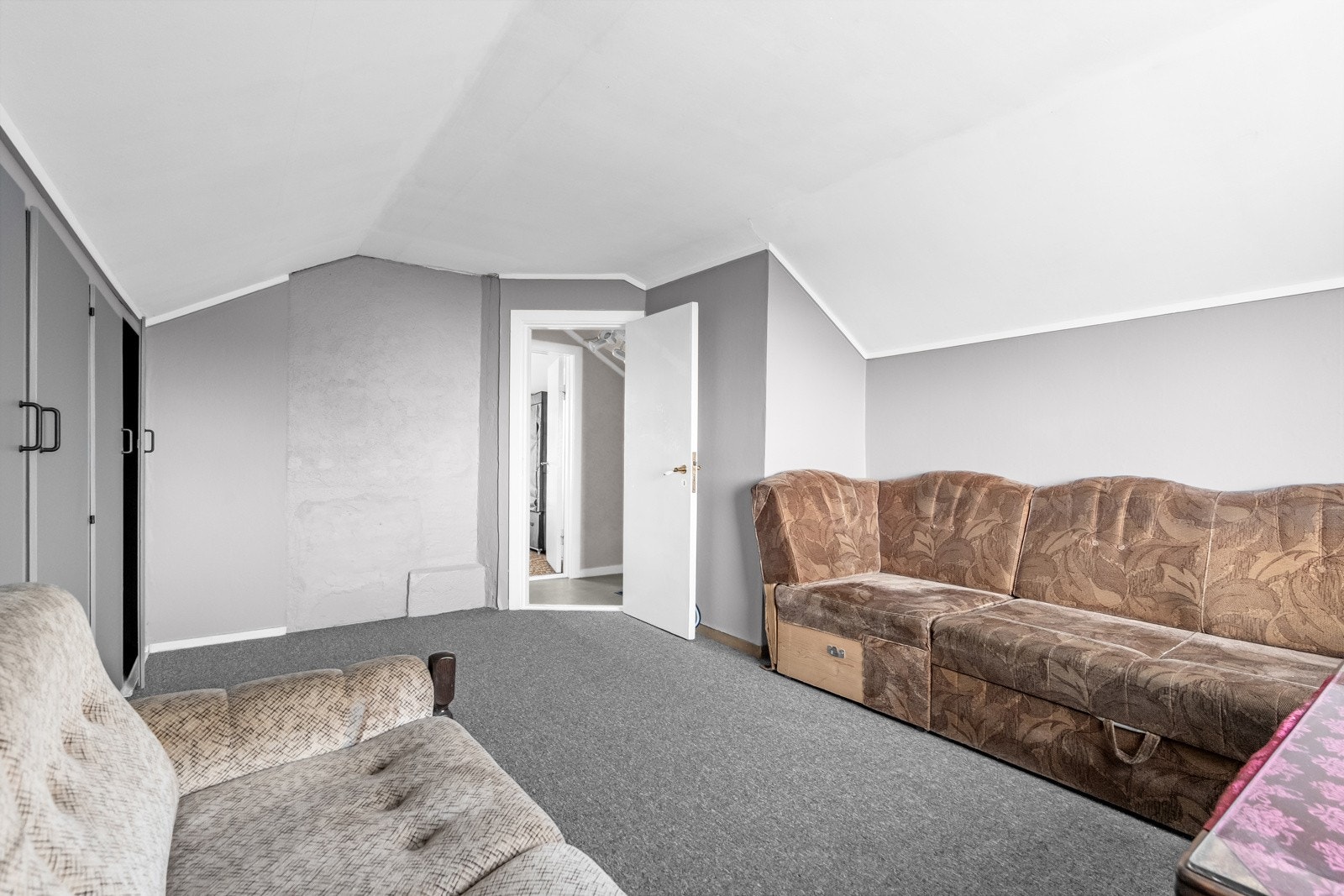 Rommet har teppegulv, gråmalte overflater og god oppbevaringsplassi flere plassbygde garderobeskap. Galleribilde