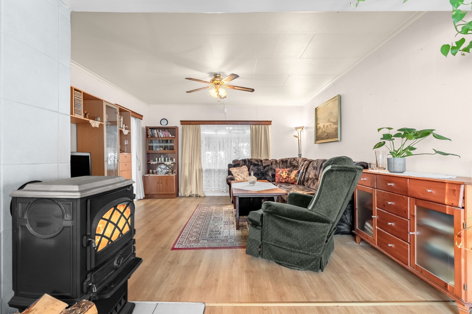 Som et fint midtpunkt i stuen er det en koselig peisovn som både gir god varme og bidrar til hygge. Galleribilde