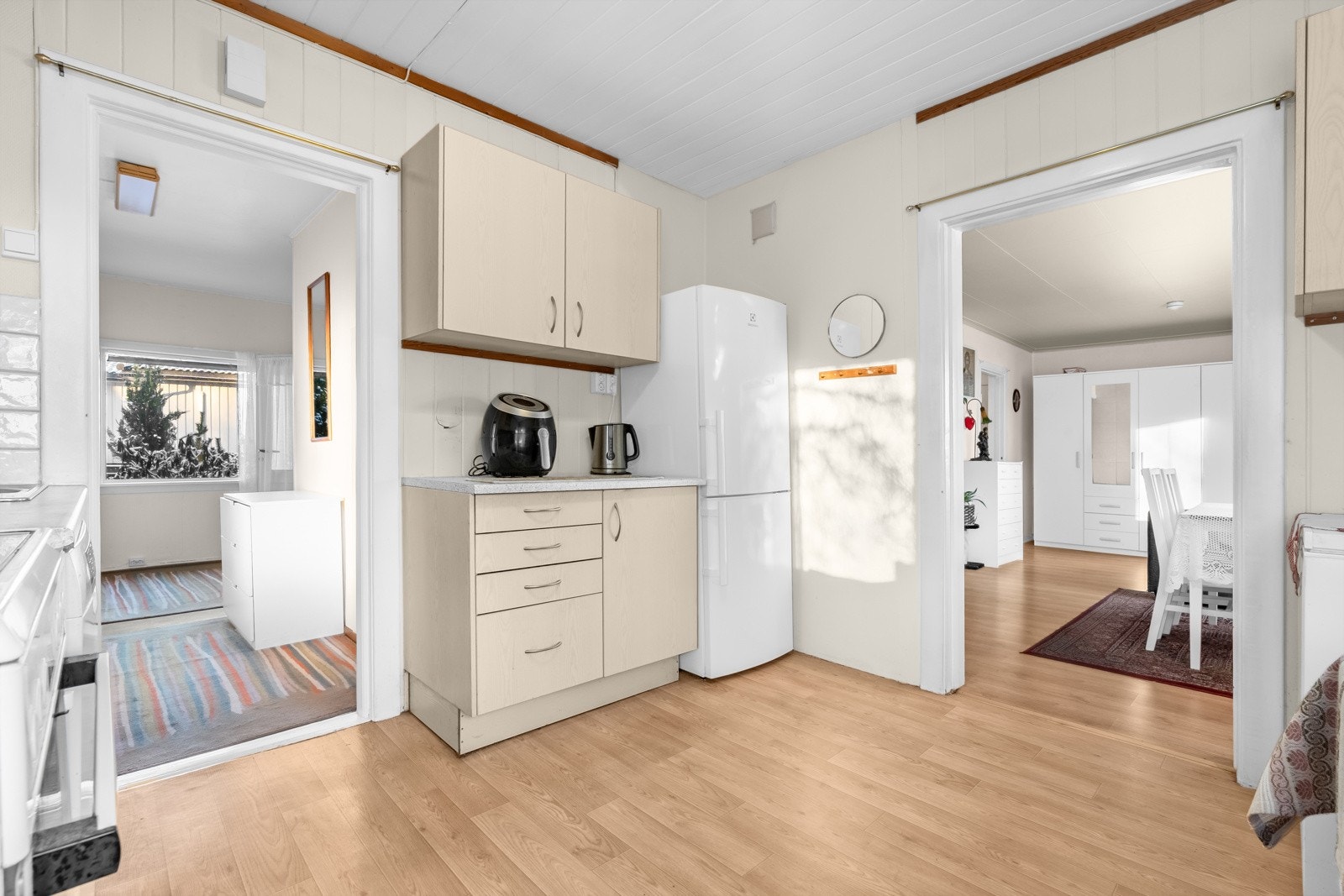 Kjøkkenet er utstyrt med medfølgende hvitevarer som komfyr, oppvaskmaskin og kjøleskap med frysedel. Galleribilde