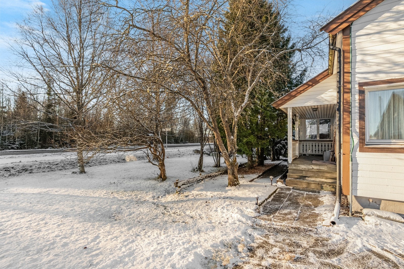 Du ønskes velkommen inn via et overbygget inngangsparti på ca. 7m². Terrassegulv og trapp belagt med skifer. Galleribilde