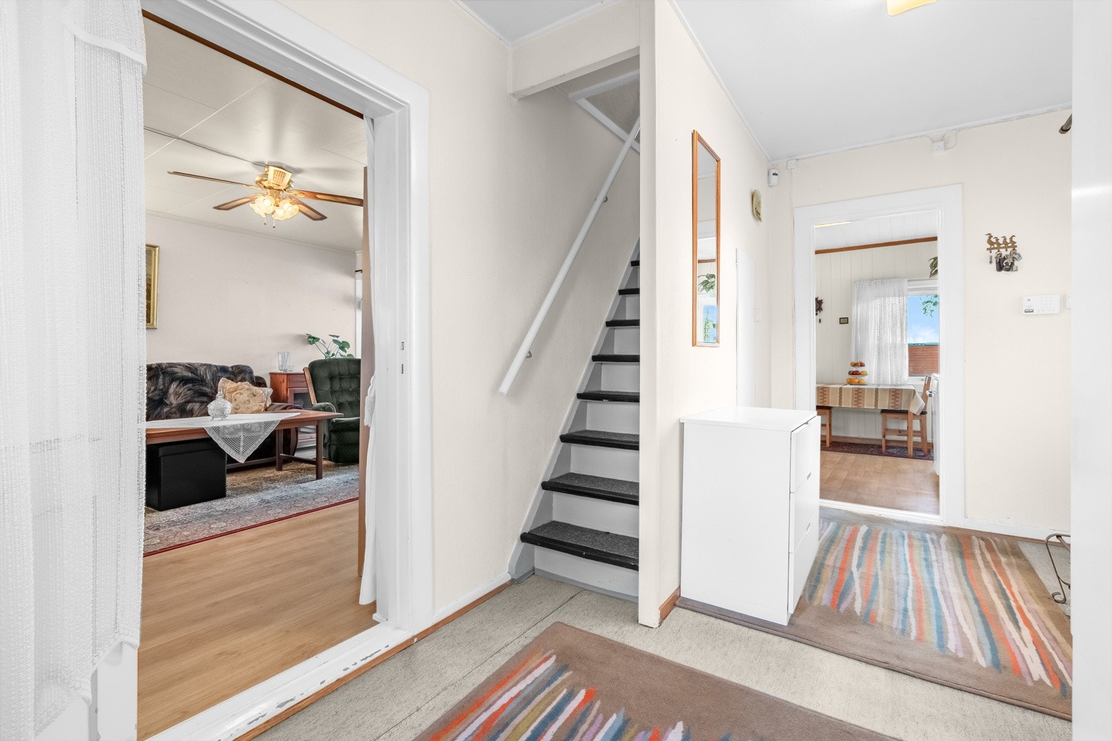 Fra entréen har du adkomst til både stuen og kjøkkenet. Galleribilde