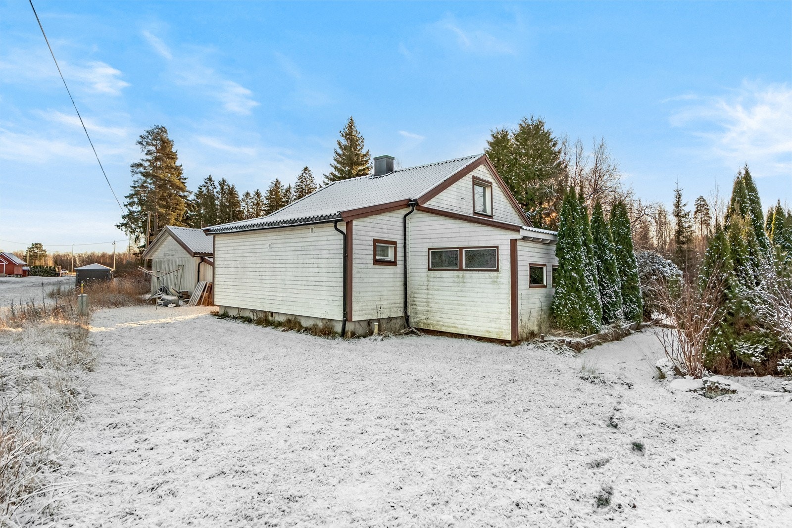 Eiendommen ligger i et sentralt boligområde ca. 1,7 km utenfor Jessheim sentrum. Fra eiendommen er det gangavstand til barnehager, skoler og dagligvarebutikk. Galleribilde