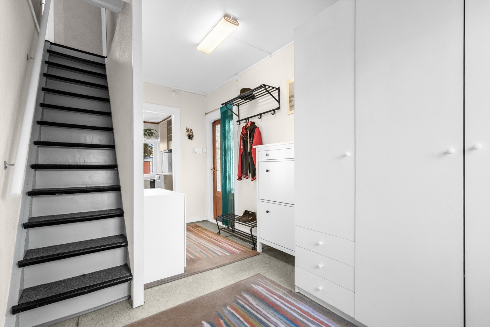 I entréen har du god plass til sko og yttertøy i medfølgende garderobeskap, samt ytterligere plass til skoskap, kommoder og oppheng. Galleribilde