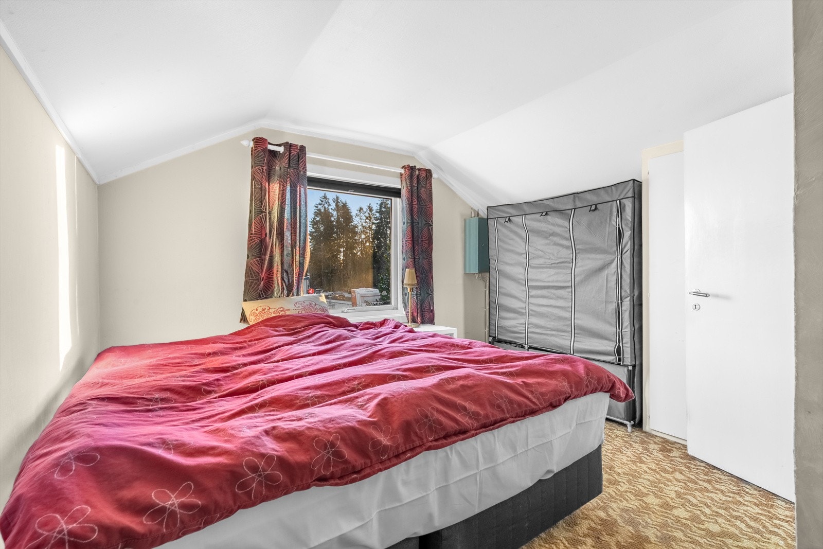 På soverommet er det også en praktis nisje med plass til kommoder eller andre garderobeløsninger. Galleribilde