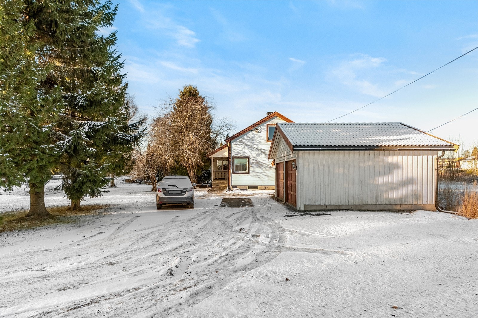 Boligen ble etterisolert og fikk ny kledning i 2012. Dreneringen er også fra 2012. Galleribilde