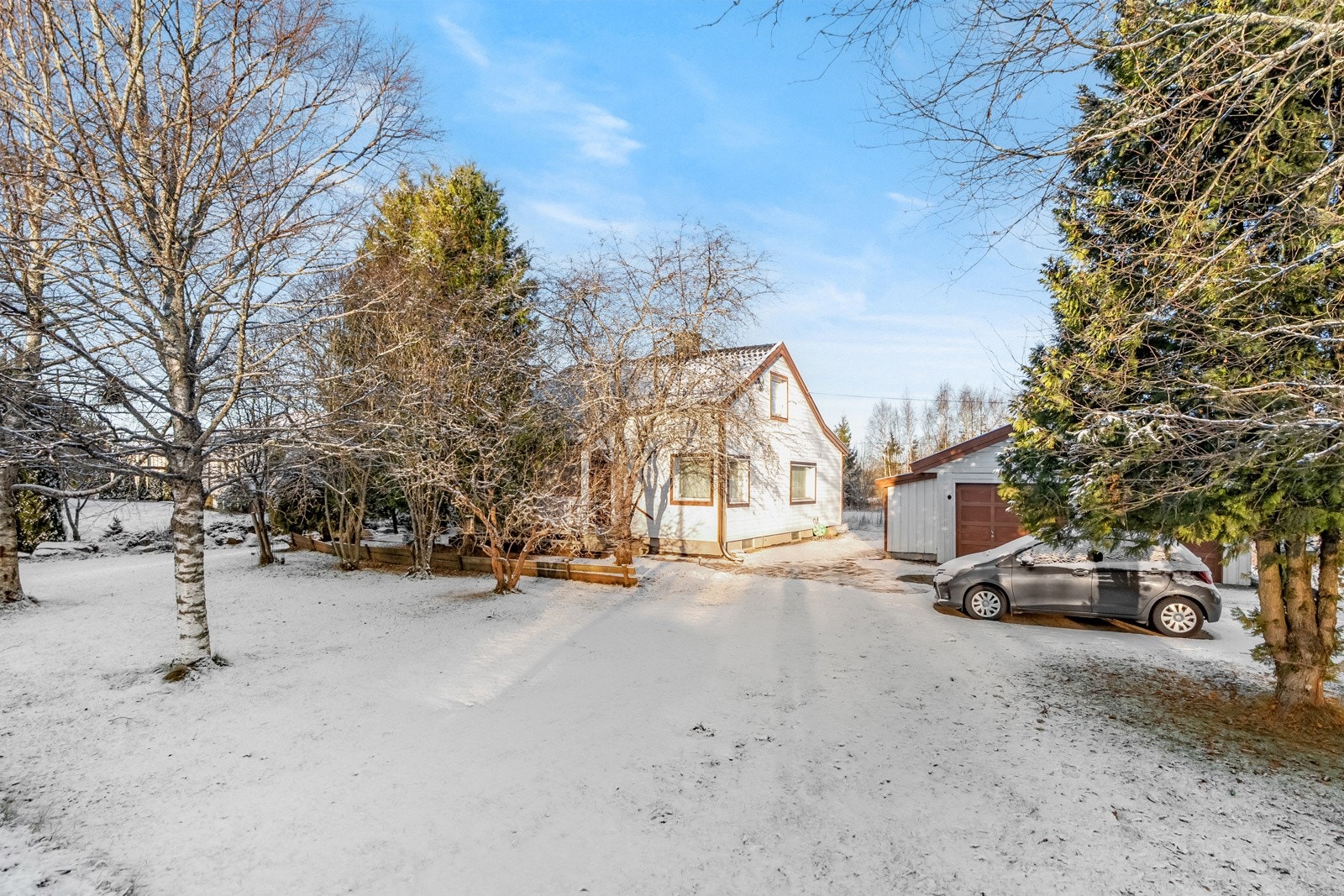 Eiertomt på ca. 903,1m² med bla. asfaltert/gruset gårdsplass. Galleribilde