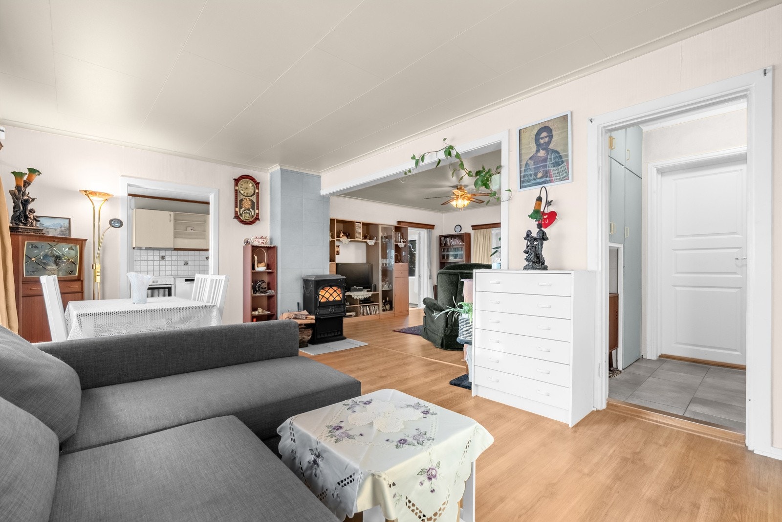 Stuen er romslig med god plass til flere ulike sittegrupper og annet ønskelig møblement. Galleribilde