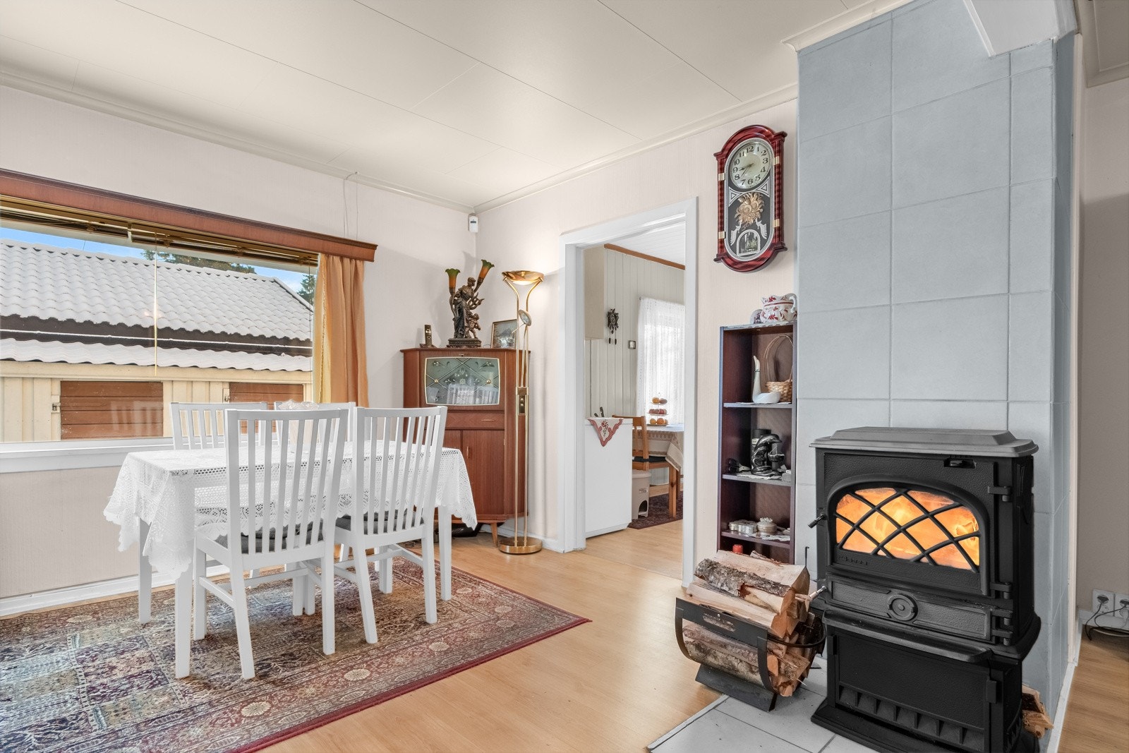 Peisovn med glassdør i stue. Pipeløpet er forblendet med lyse fliser. Galleribilde