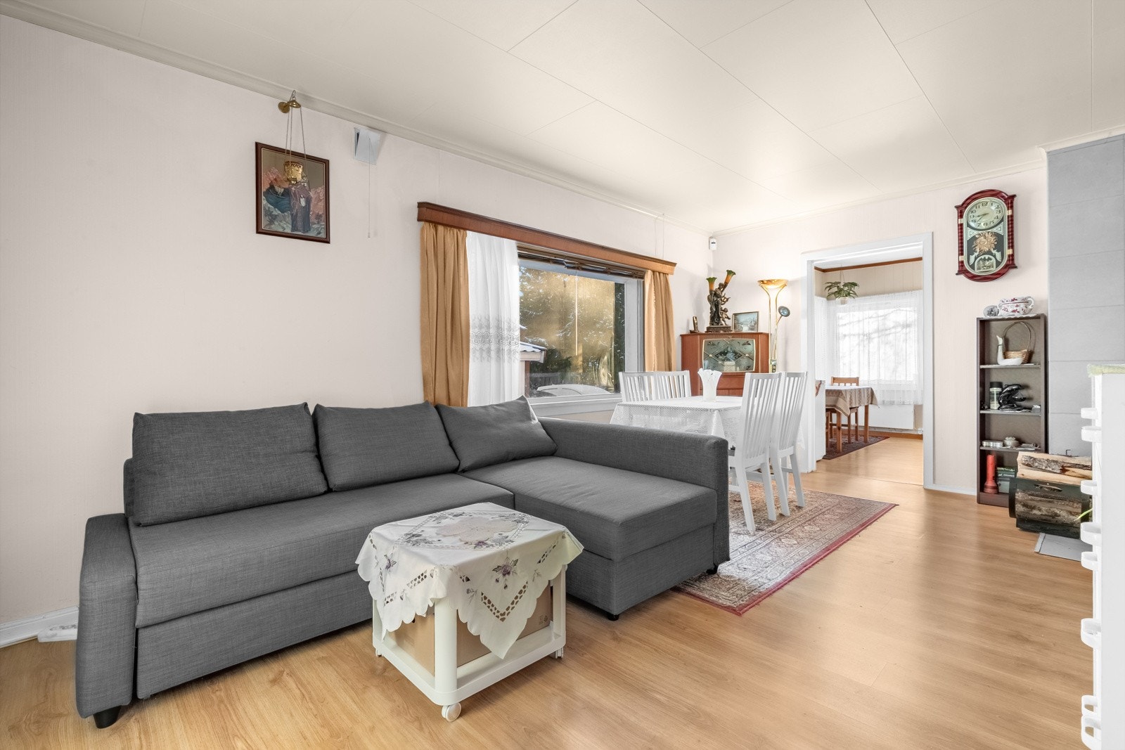 Boligen fremstår eldre med moderniseringsbehov for å tilfredsstille dagens krav til standard. Galleribilde