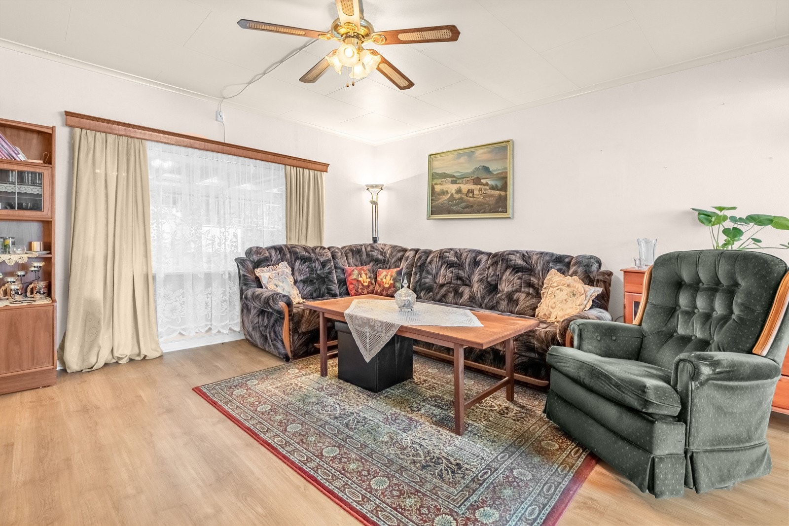 Boligen har noe moderniseringsbehov og innhold over to plan med oppholdsrom og baderom i 1. etasje, samt 2 soverom i 2. etasje. Galleribilde