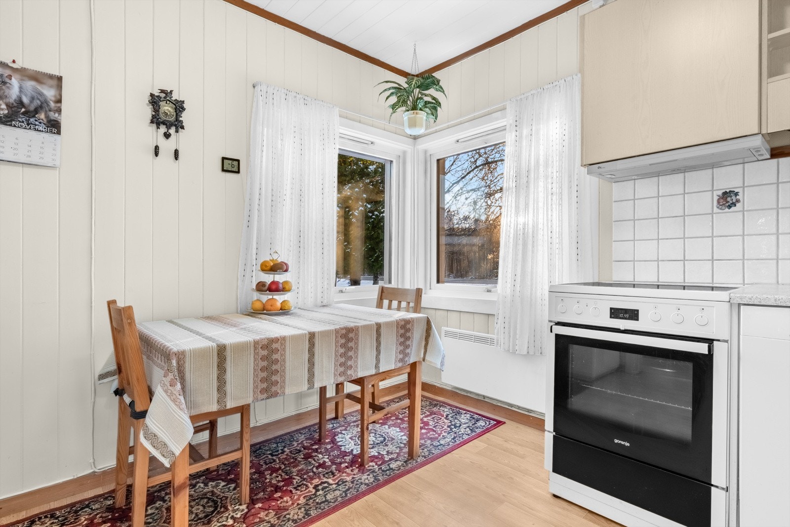 Det er plass til et koselig frokostbord som gjør at også kjøkkenet blir et naturlig oppholdsrom. Galleribilde